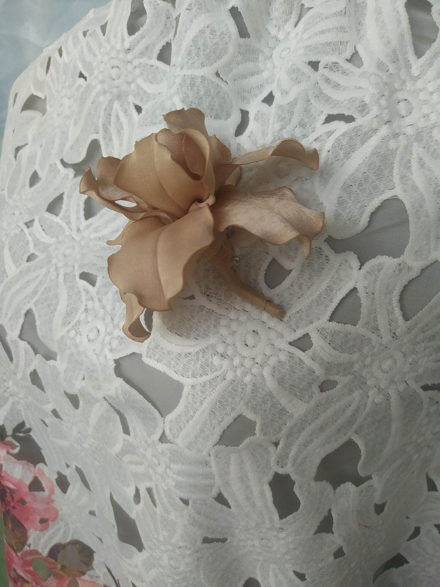 Hoa diên vĩ cài áo handmade Canto màu nu