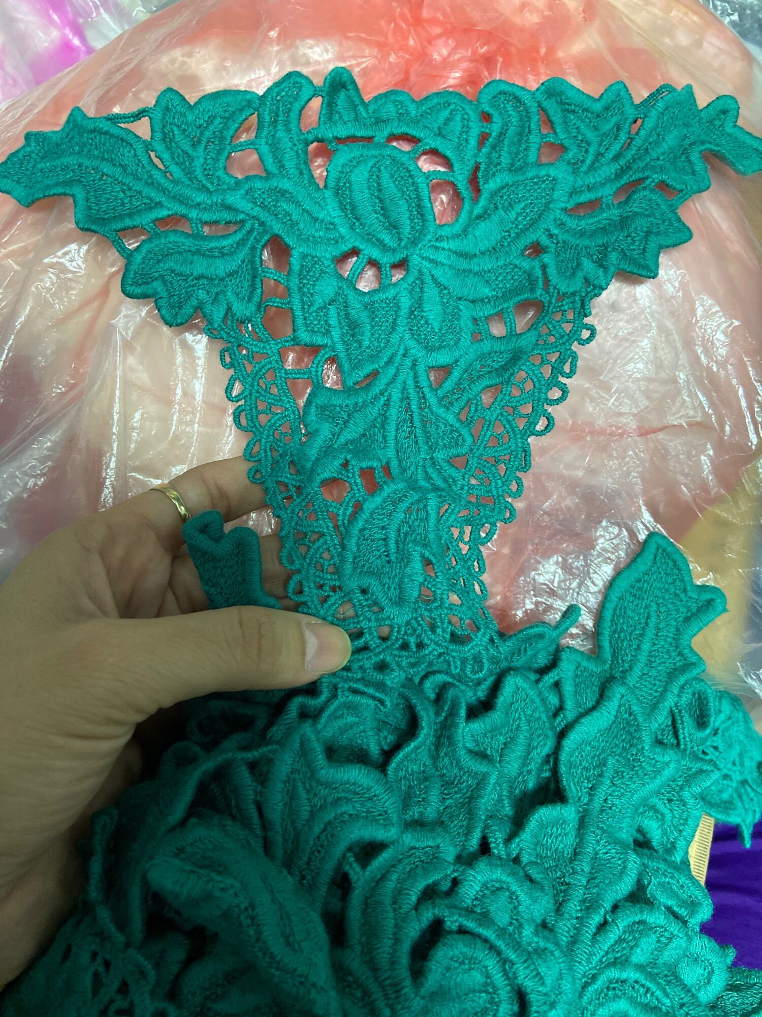Ren cotton màu chuẩn như ảnh dùng pha phối trang trí đáp lưng đáp cổ hoặc ren chip đều đẹp ạ