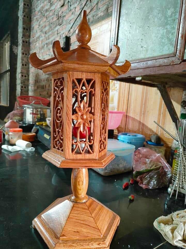 Đèn thờ lục lăng mái chùa gỗ hương