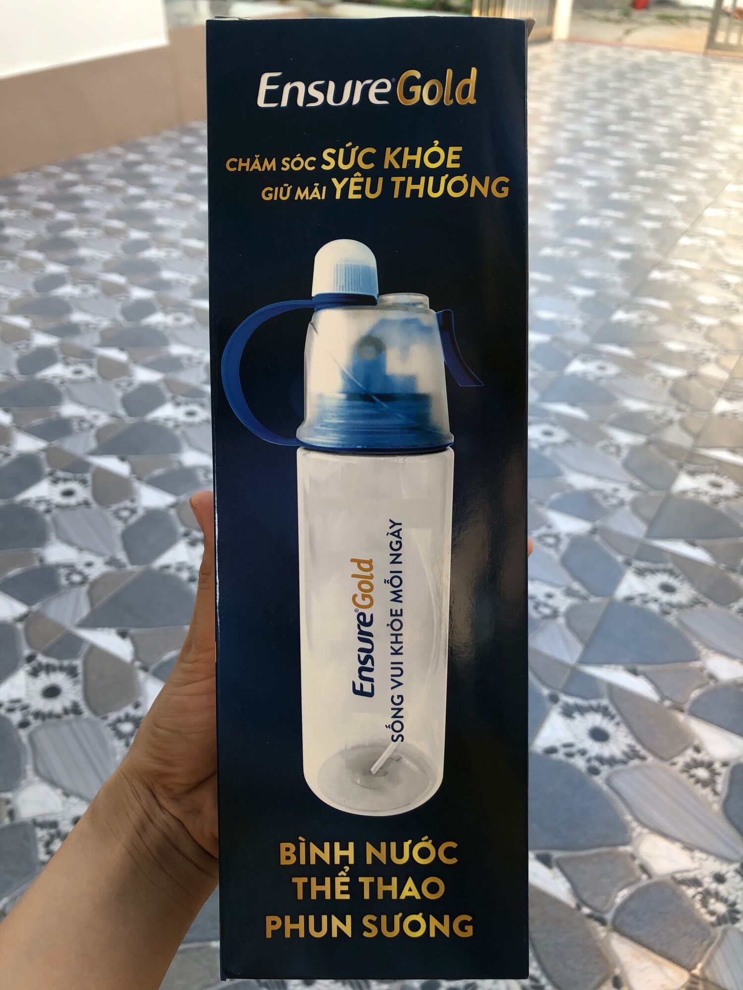 Com bo 2 bình nước thể thao phun sương ensure