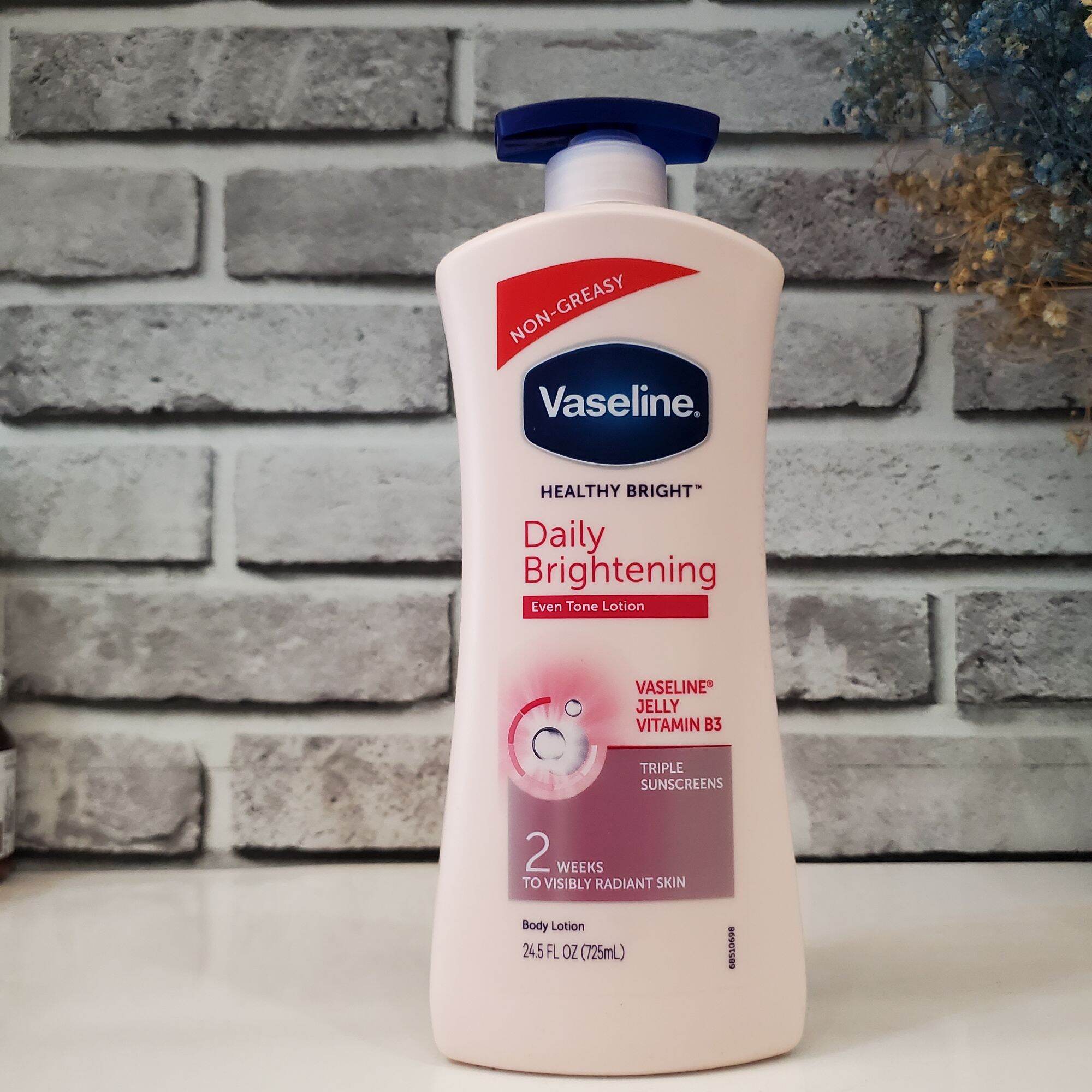 Dưỡng thể trắng da Vaseline Mỹ 725ml