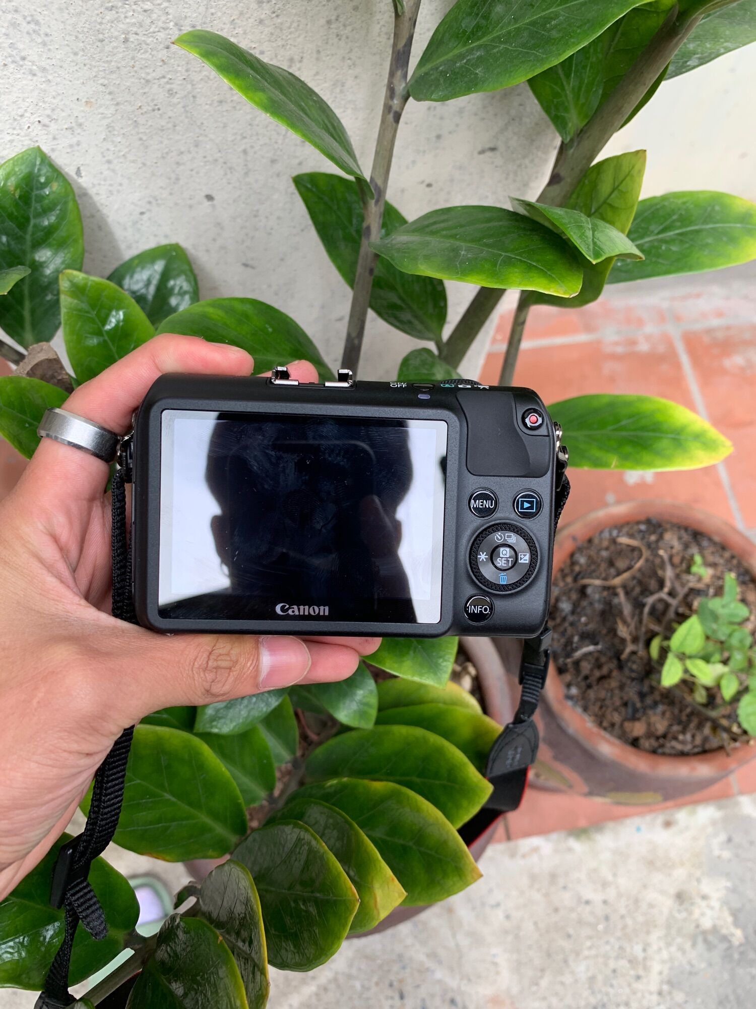 Bộ máy ảnh Canon EOS M kèm lens kit