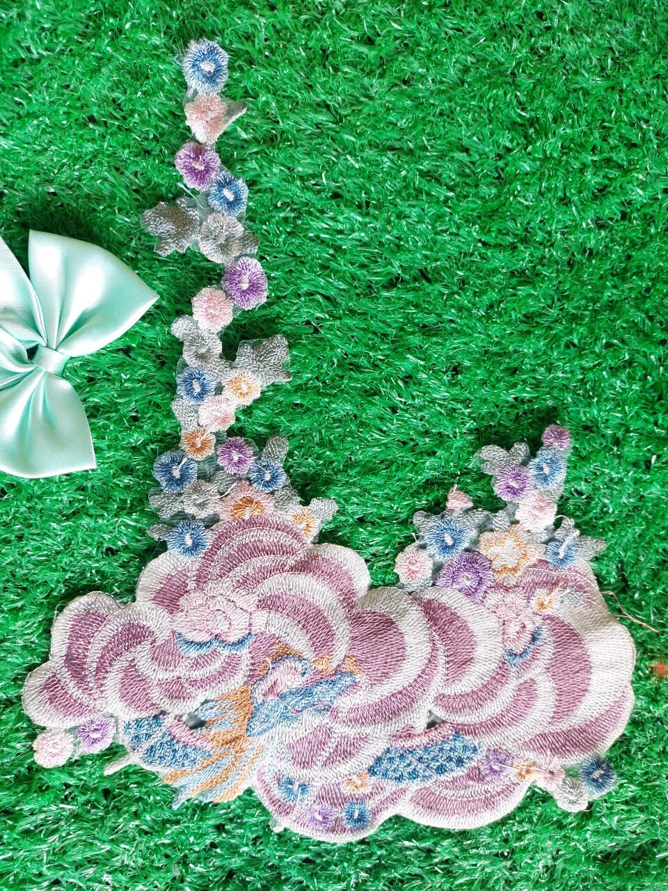 Miếng thêu kết vải hình mây hồng kèm hoa