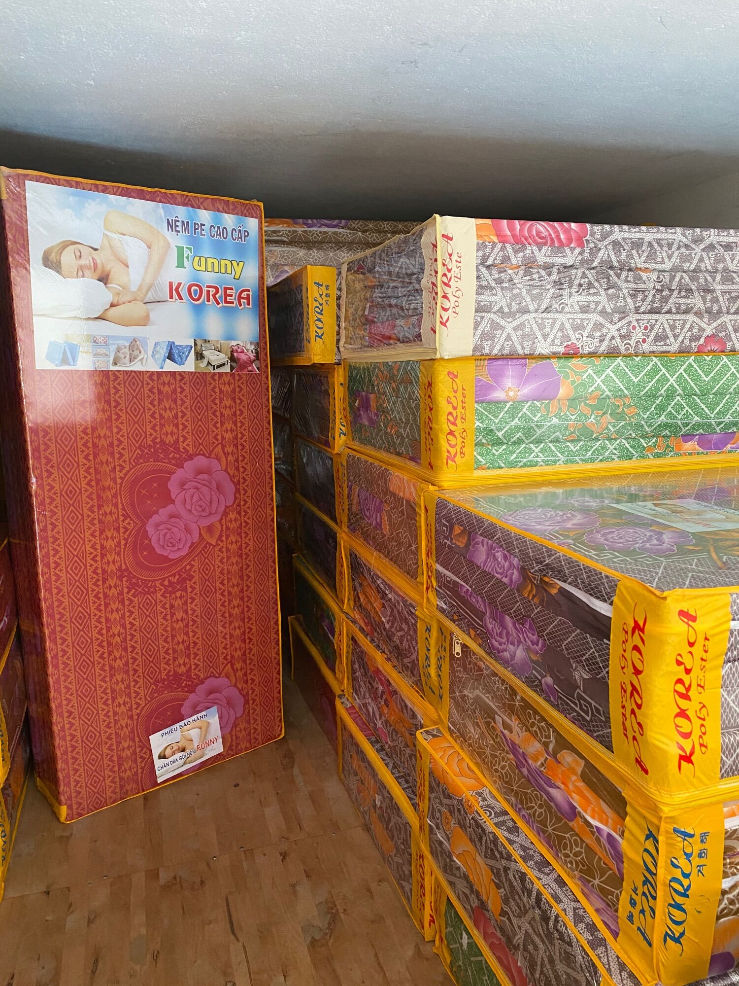 3-Panel Folding Mattress (10cm Thick) —-(Size 1.8m Long, 2m Long)
