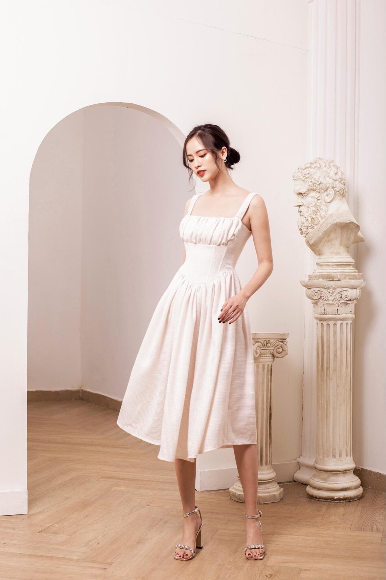 LARMES - Đầm trắng hai dây cúp xếp ngực Jasmine, tùng váy xếp xoè