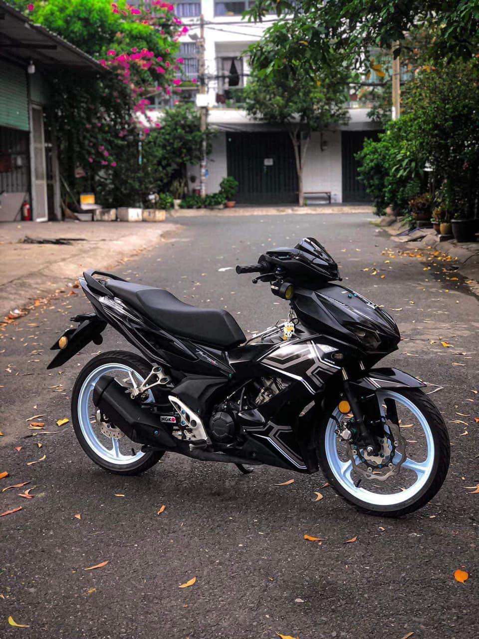 Tem xe winner x v2 mẫu tem rs v2 trắng xám dán dàn áo đen
