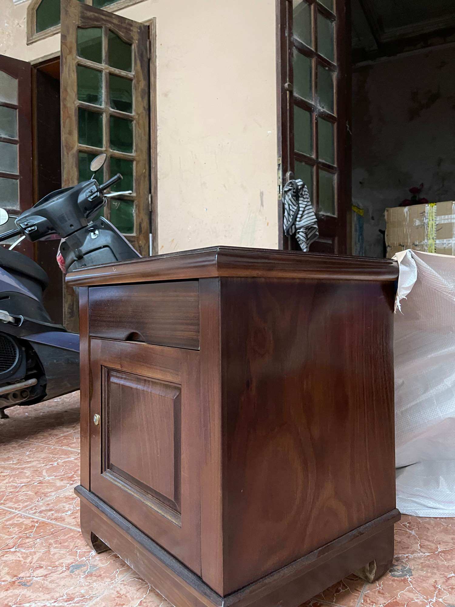 Tủ đầu giường gỗ cánh mở có khoá-tủ đầu giường gỗ Hương vân phun màu óc chó)