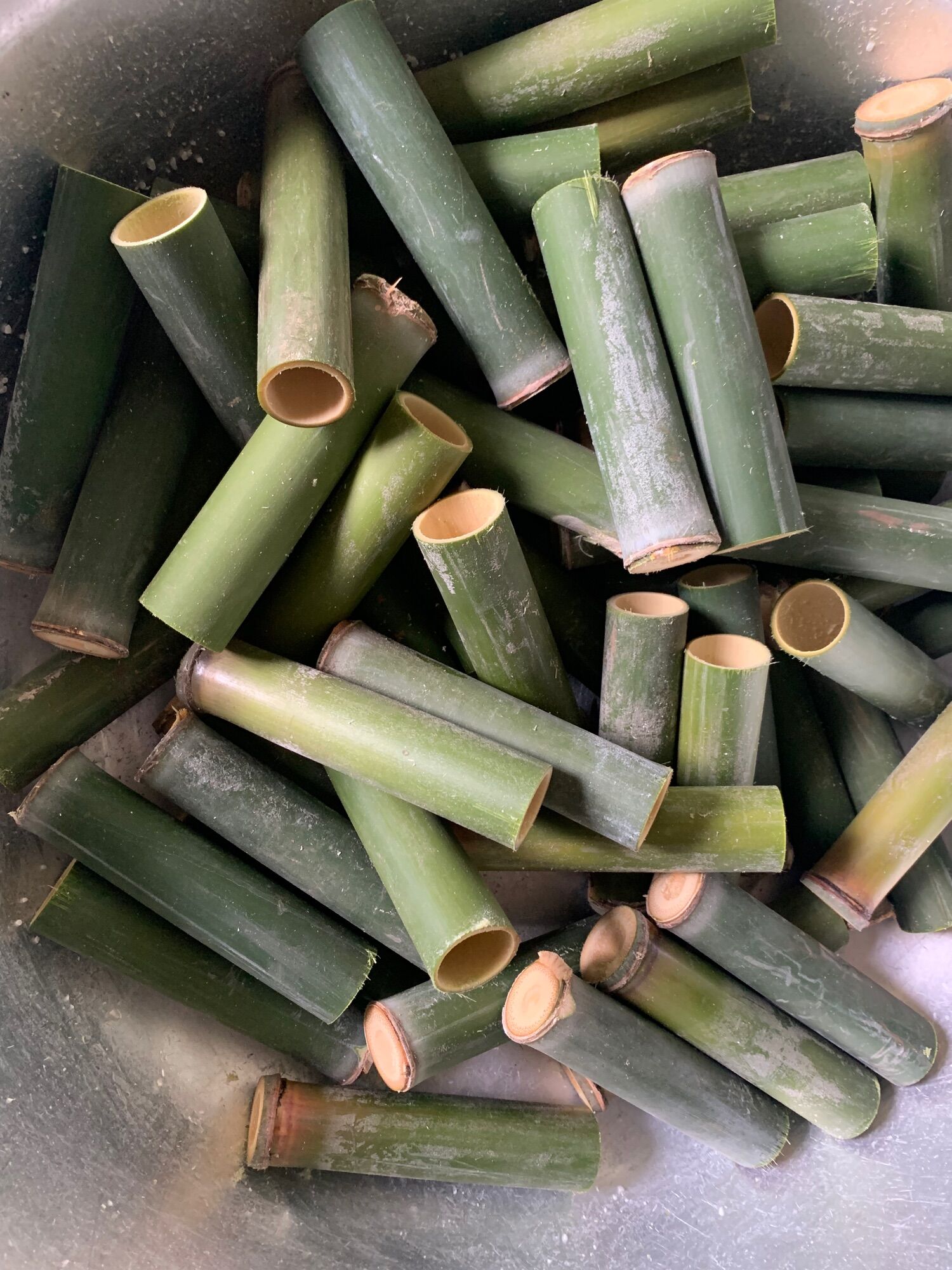 Ống lồ ô nấu cơm lam