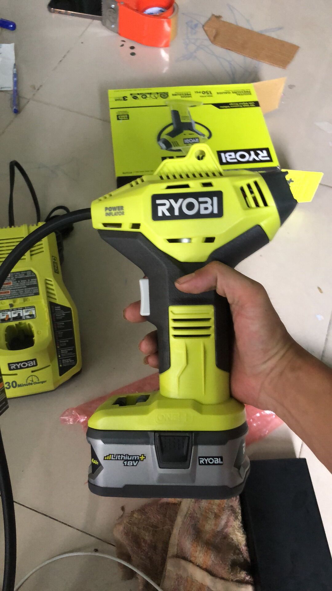 Bơm hơi ryobi p737