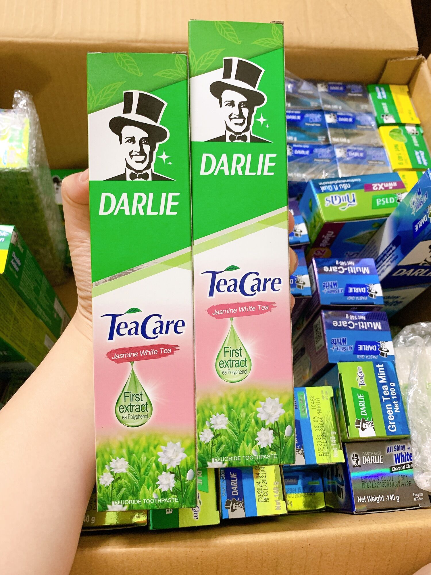 Combo 2 Tuýp Kem Đánh Răng DARLIE Ông Tây Đen Tea Care Jasmine White Tea Essence 160g( Trà Xanh & tinh chất hoa nhài Trắng)