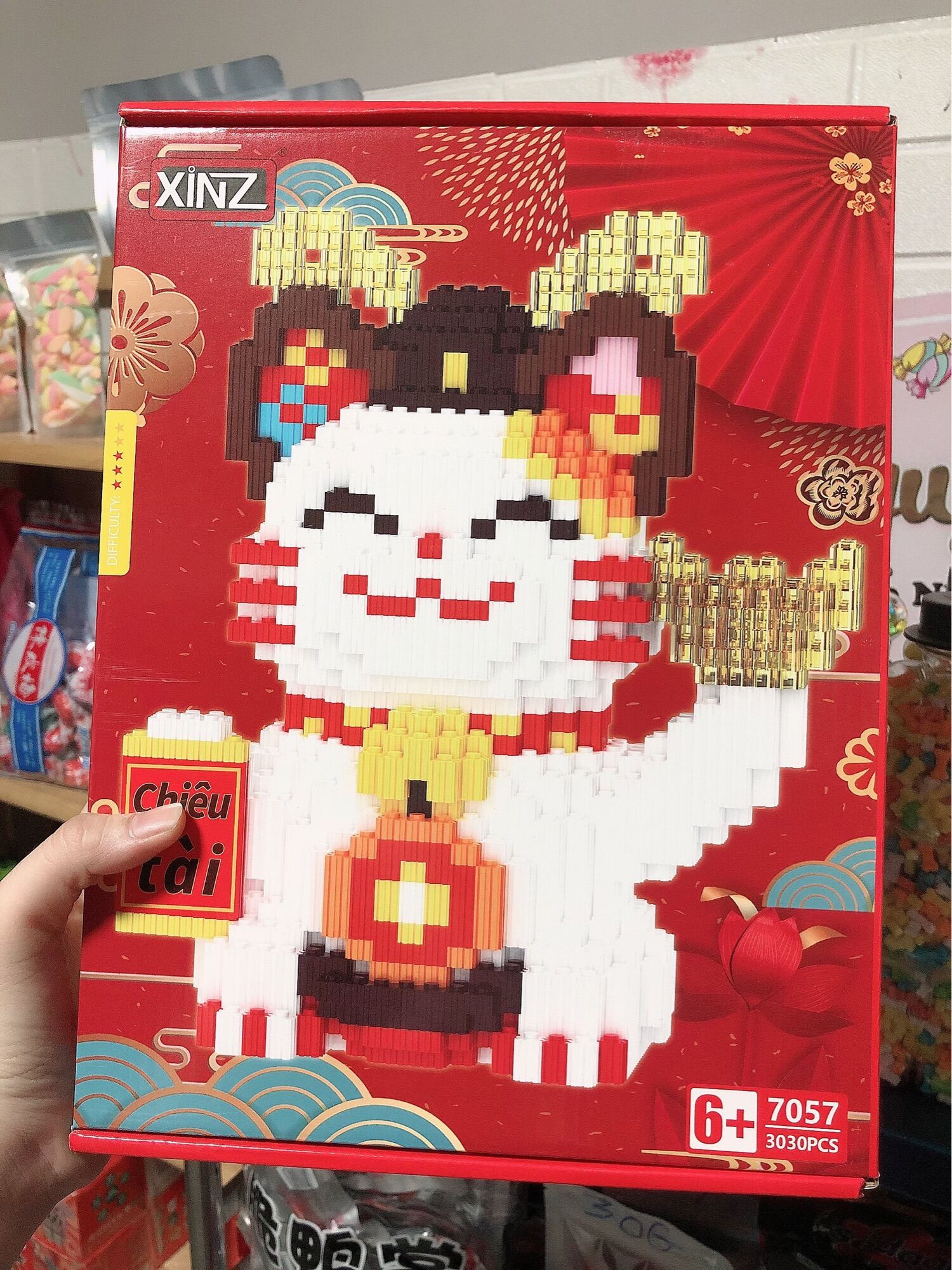 Bộ Đồ chơi Lego lắp ráp mèo thần tài hộp đỏ