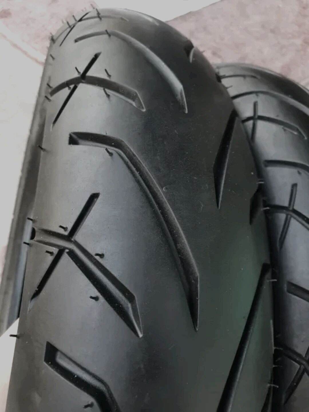 Vỏ lốp xe sh . 100/80-16 và 120/80-16. gắn sh 120 150. zin chính hảng .sh ý.cực đẹp. lướt tháo xe.