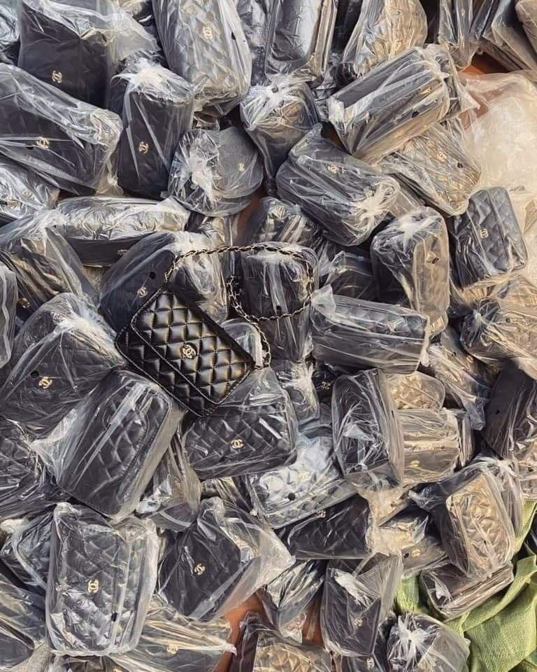 Túi đeo chéo nữ dây đeo xích bé size 18