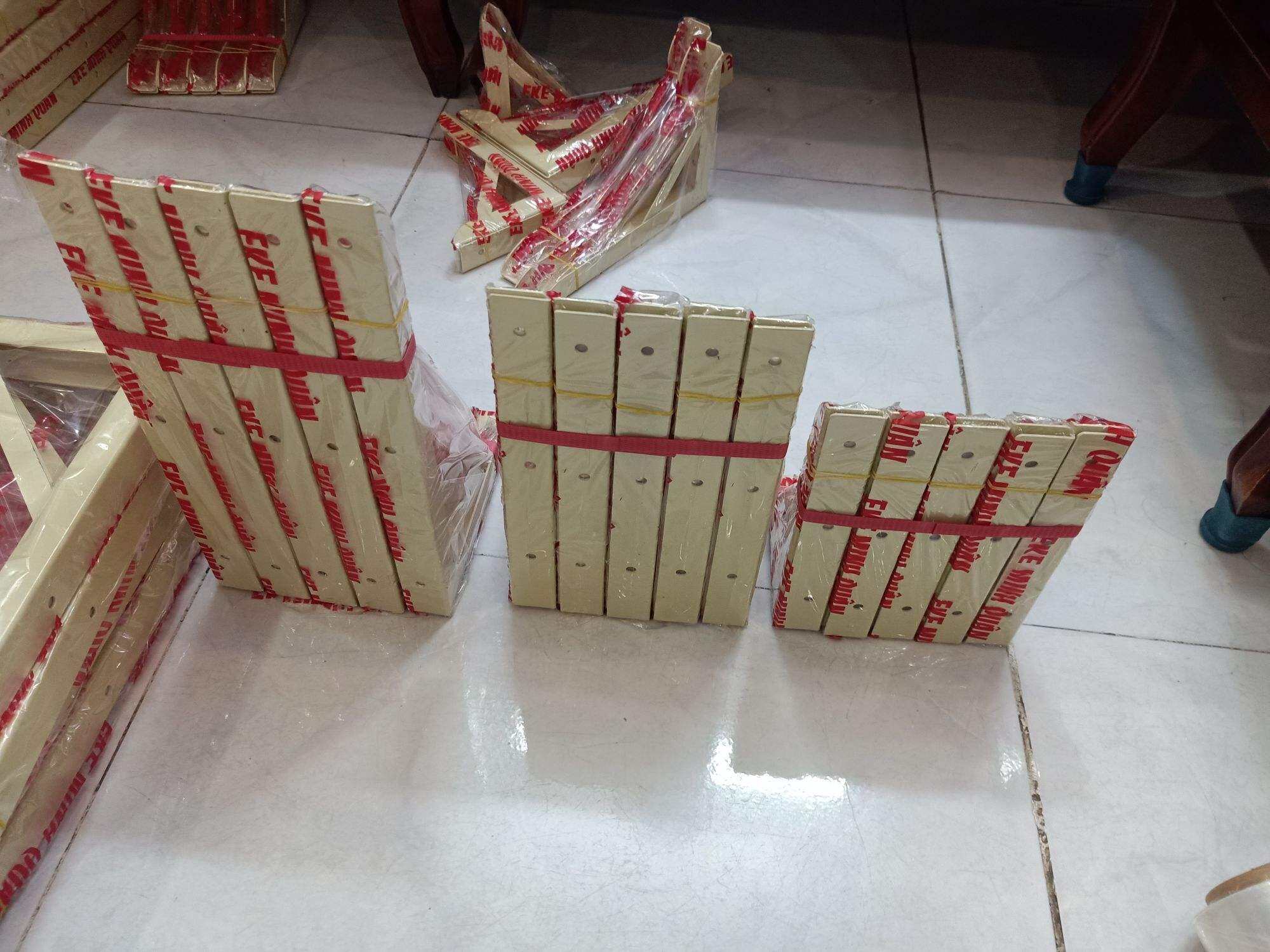 Cặp 2 cái. Kệ L , Kệ Vuông ,eke sắt sơn tĩnh điện.