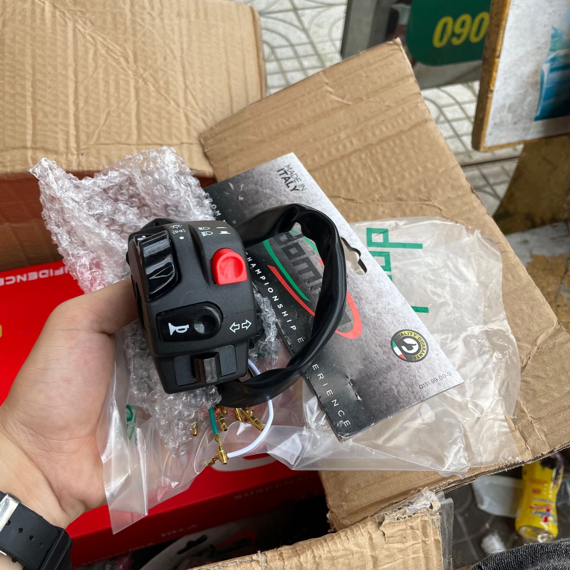 Cùm công tắc domino nút đỏ hàng l1 như zin