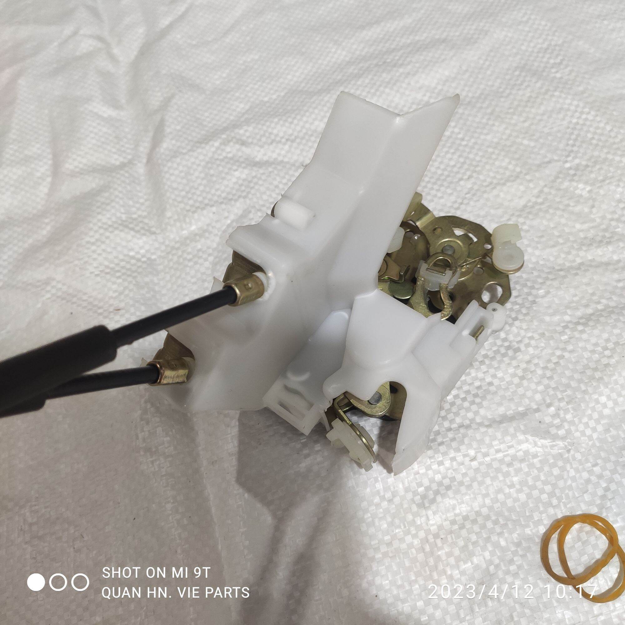 Khoá ngậm cửa xe dongfeng hoàng huy./. khoá cửa đông phong hoàng huy, khoá cửa xe dongfeng trường giang, dongfeng việt trung, dongfeng TMT dùng chung... VIE PARTS