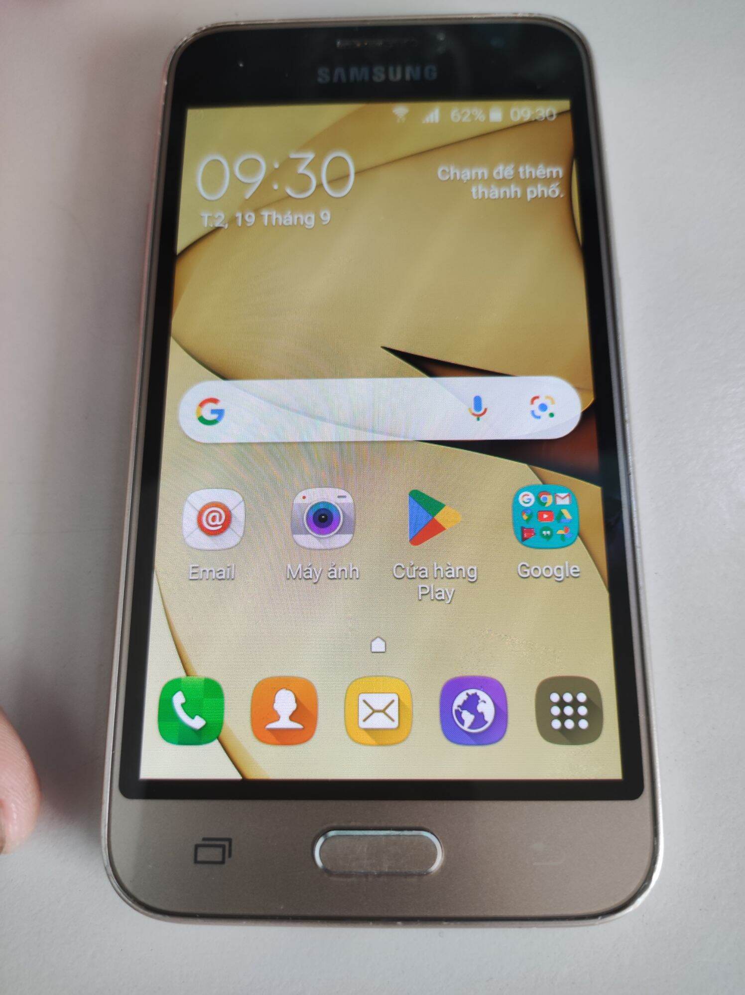 Samsung galaxy j1 2016 - likenew có 4g 2 sim zaloo nghe gọi