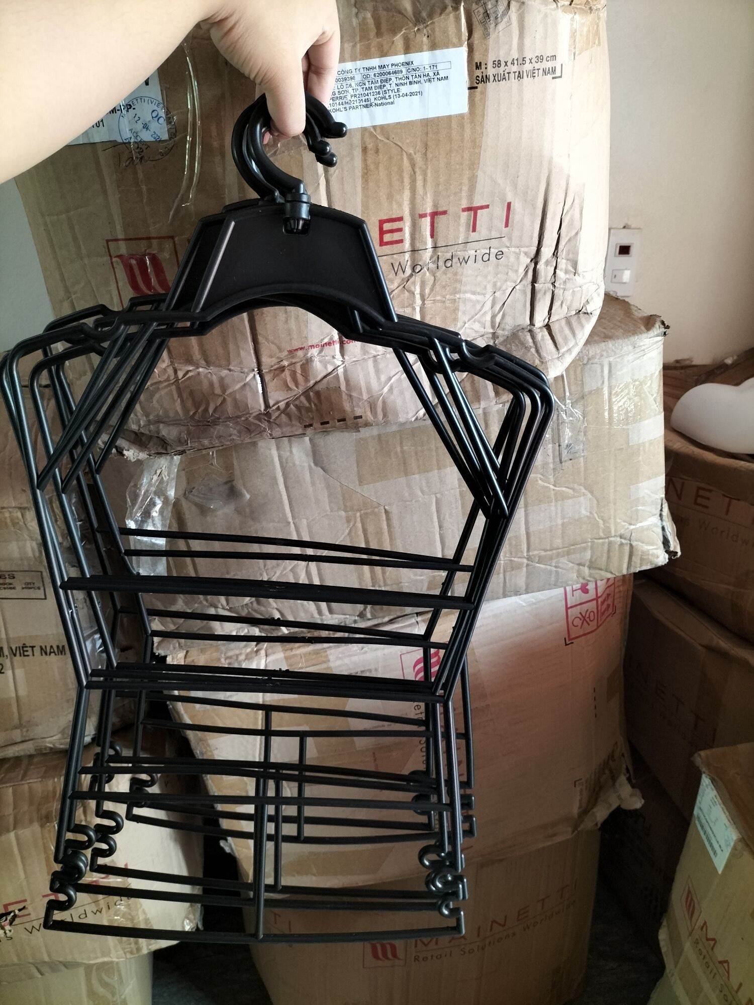 # móc bộ nhựa đen treo đồ người lớn đồ bộ đầm phối sét áo kiểu chân váy