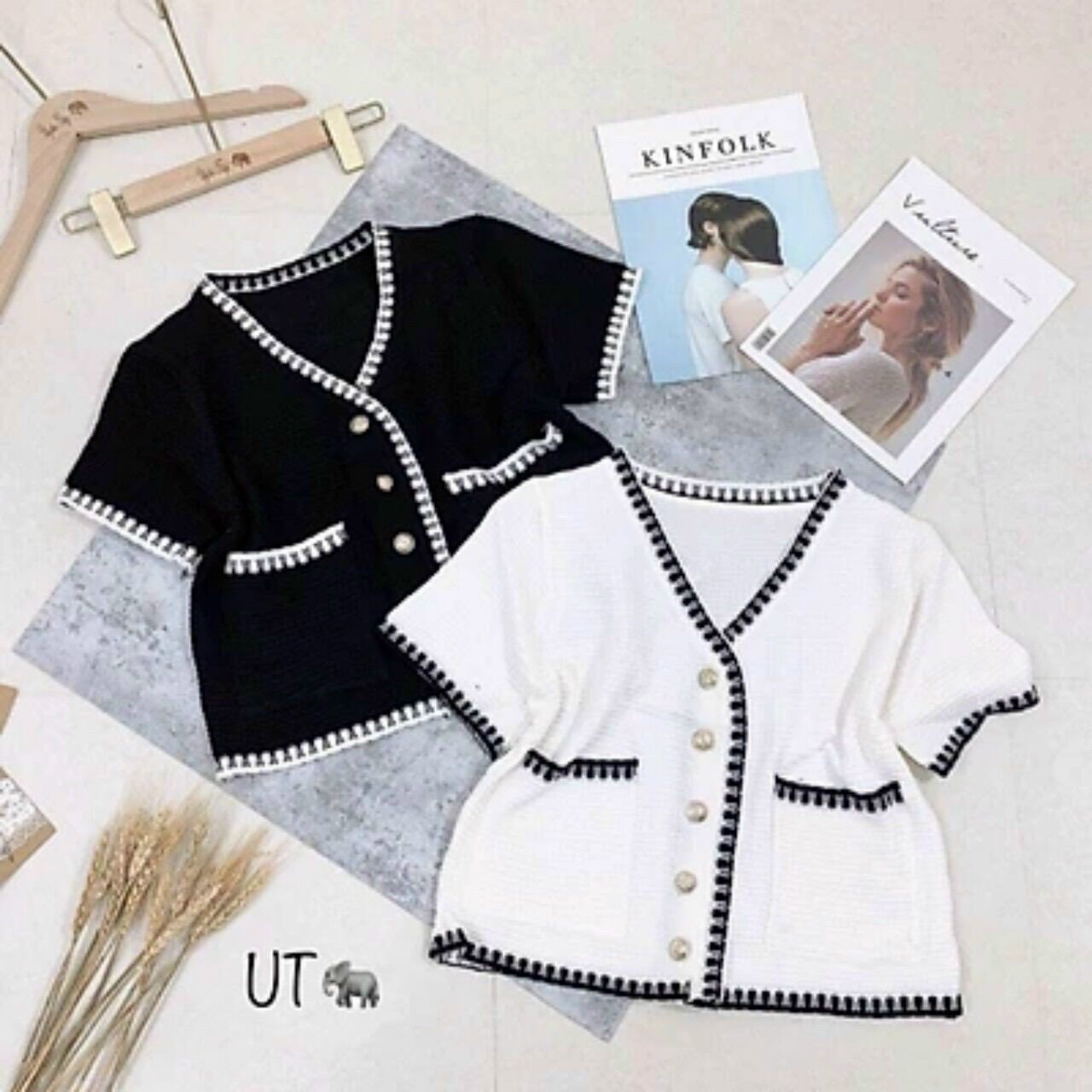 Áo Croptop Gân Cổ V Phối Ren
