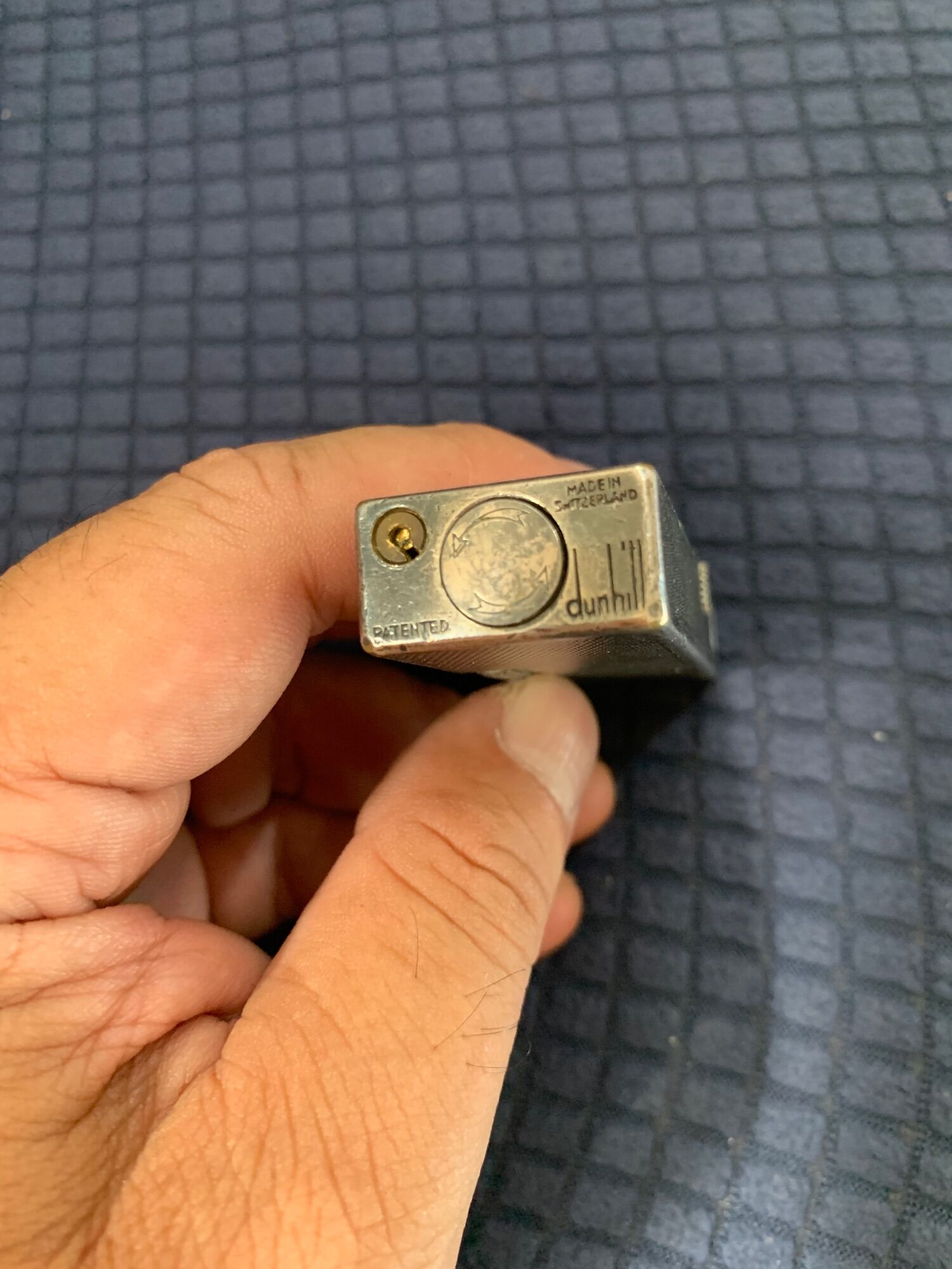 Bật lửa Dunhill bọc bạc.