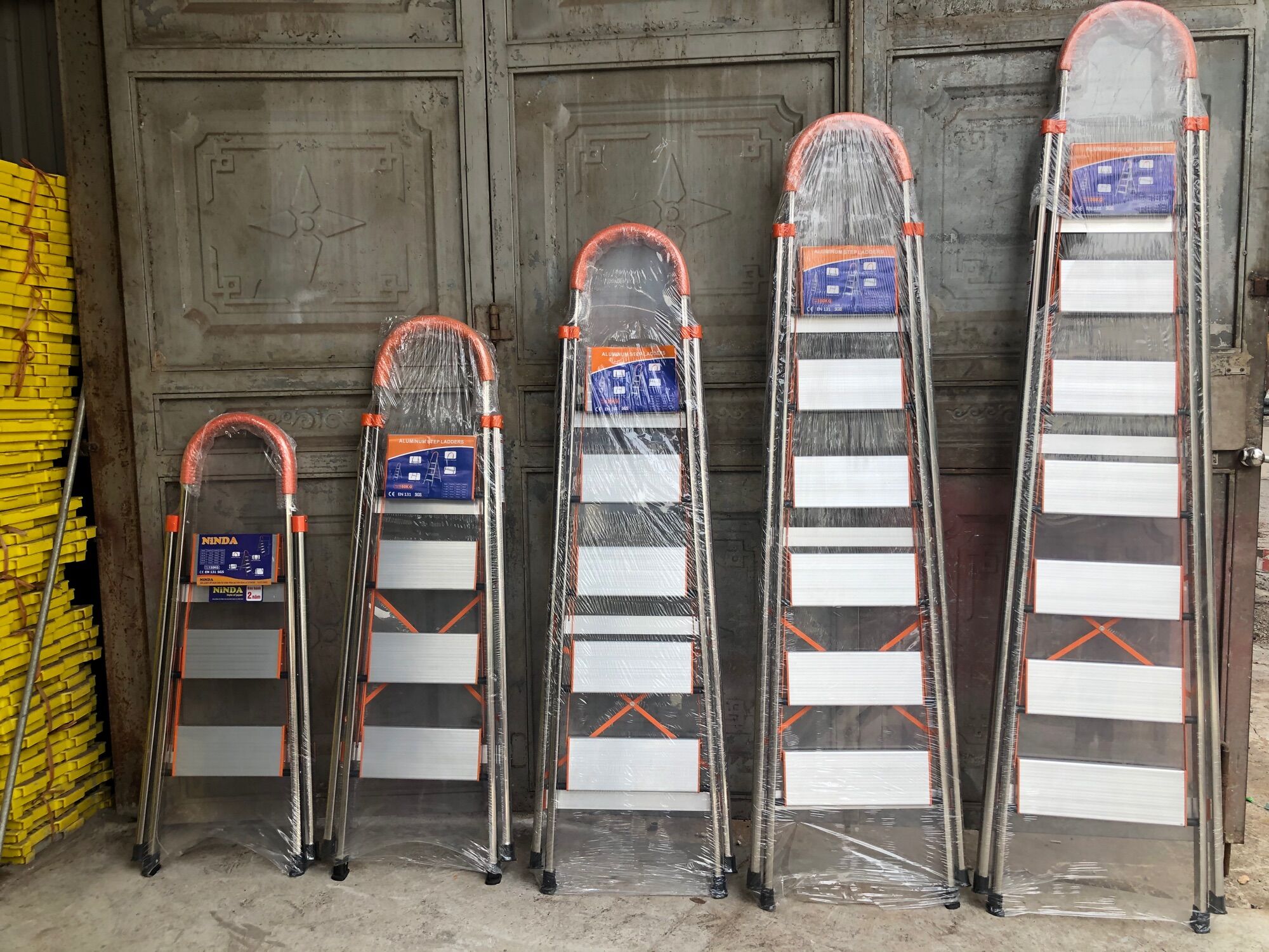 Thang nhôm ghế tay vịn khung inox 3,4,5,6,7 bậc chiều cao 0,7m đến 1,7m