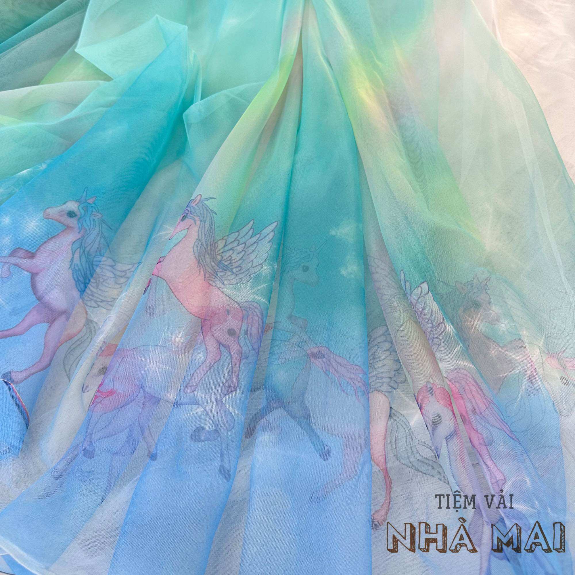 1m vải lưới tutu mềm màu xanh ombre in hình ngựa pony