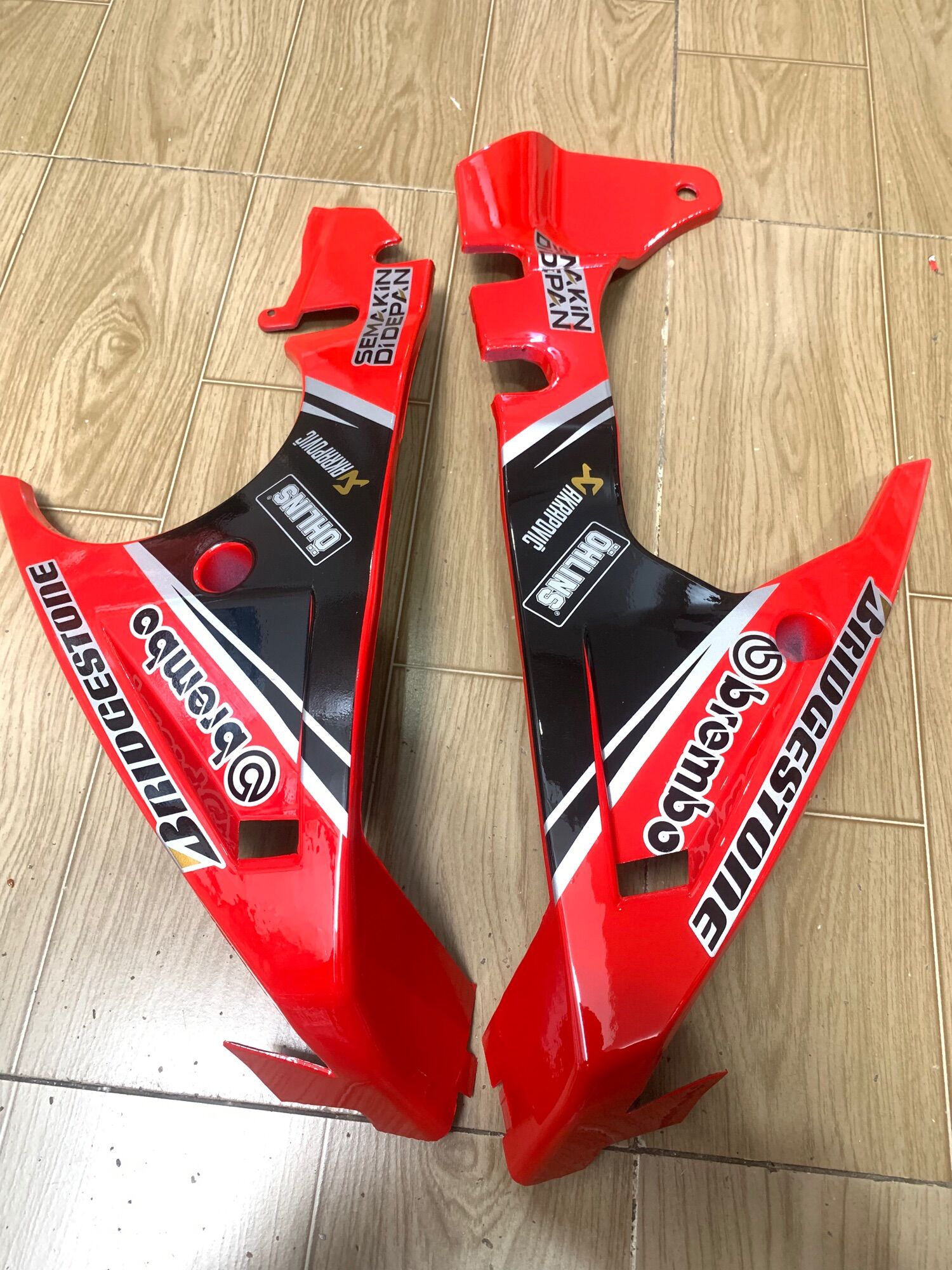 Mỏ cày xe exciter 150 màu đỏ tươi tem đen