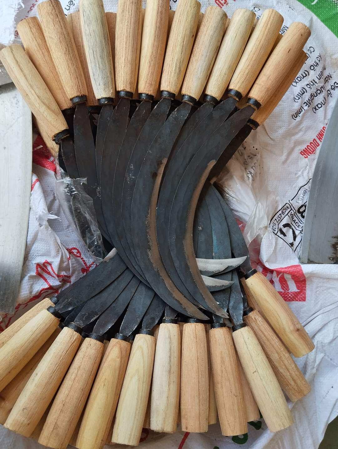 LIỀM CẮT CỎ ,LÚA RÈN THỦ CÔNG SẮC BÉN.