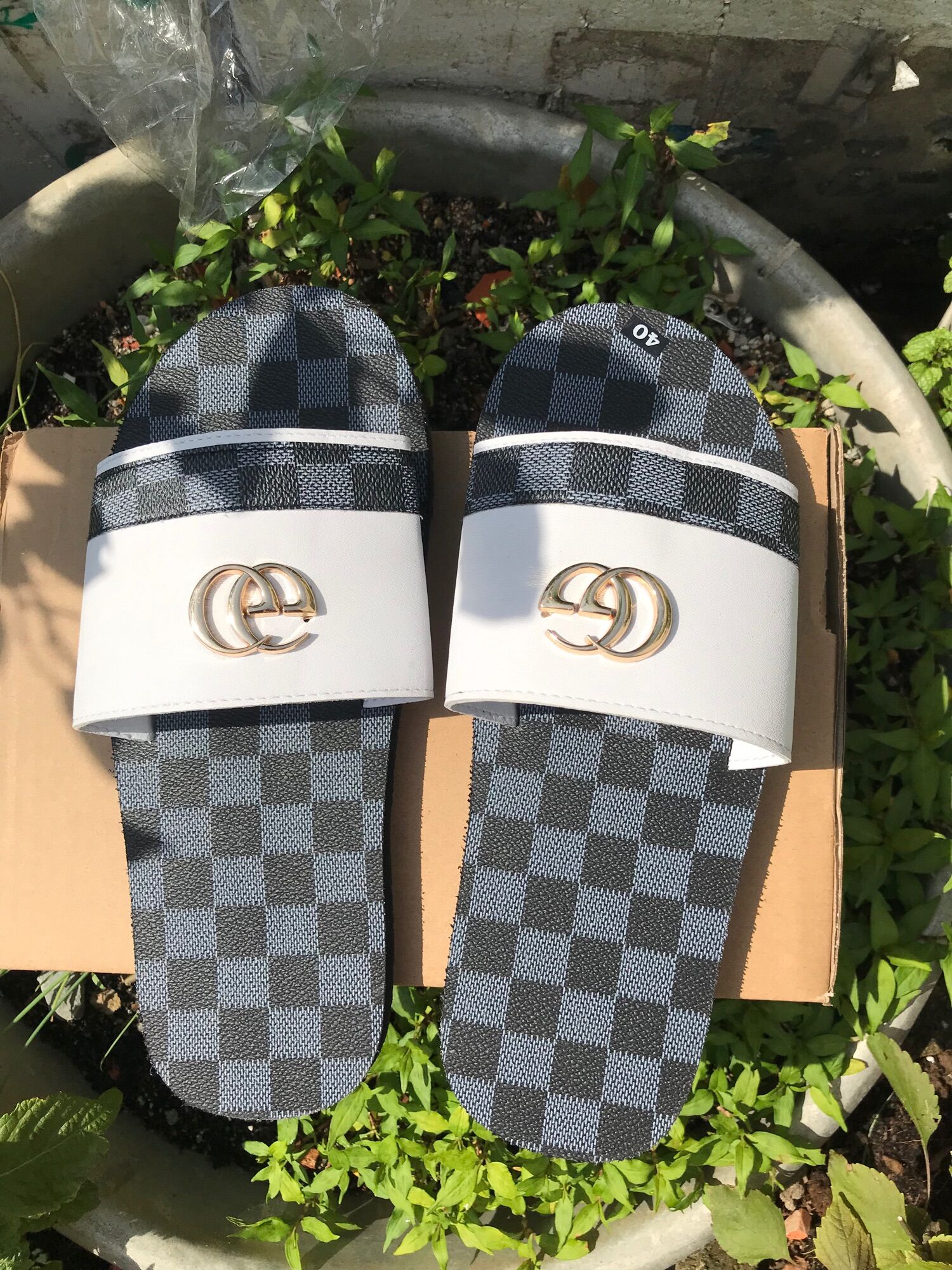 Sandals vai ngang Gucci nam.