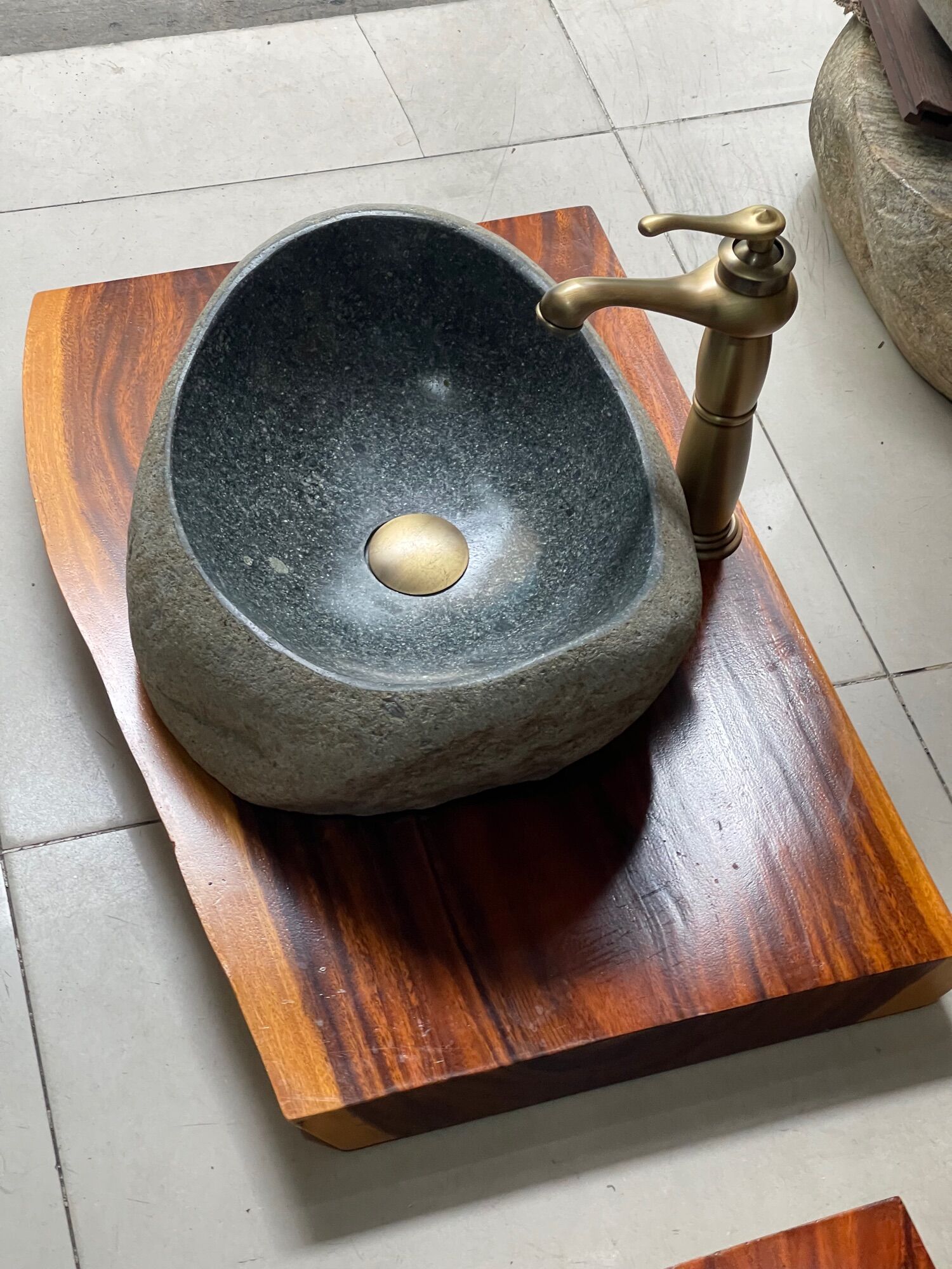 Lavabo đá cuội tự nhiên
