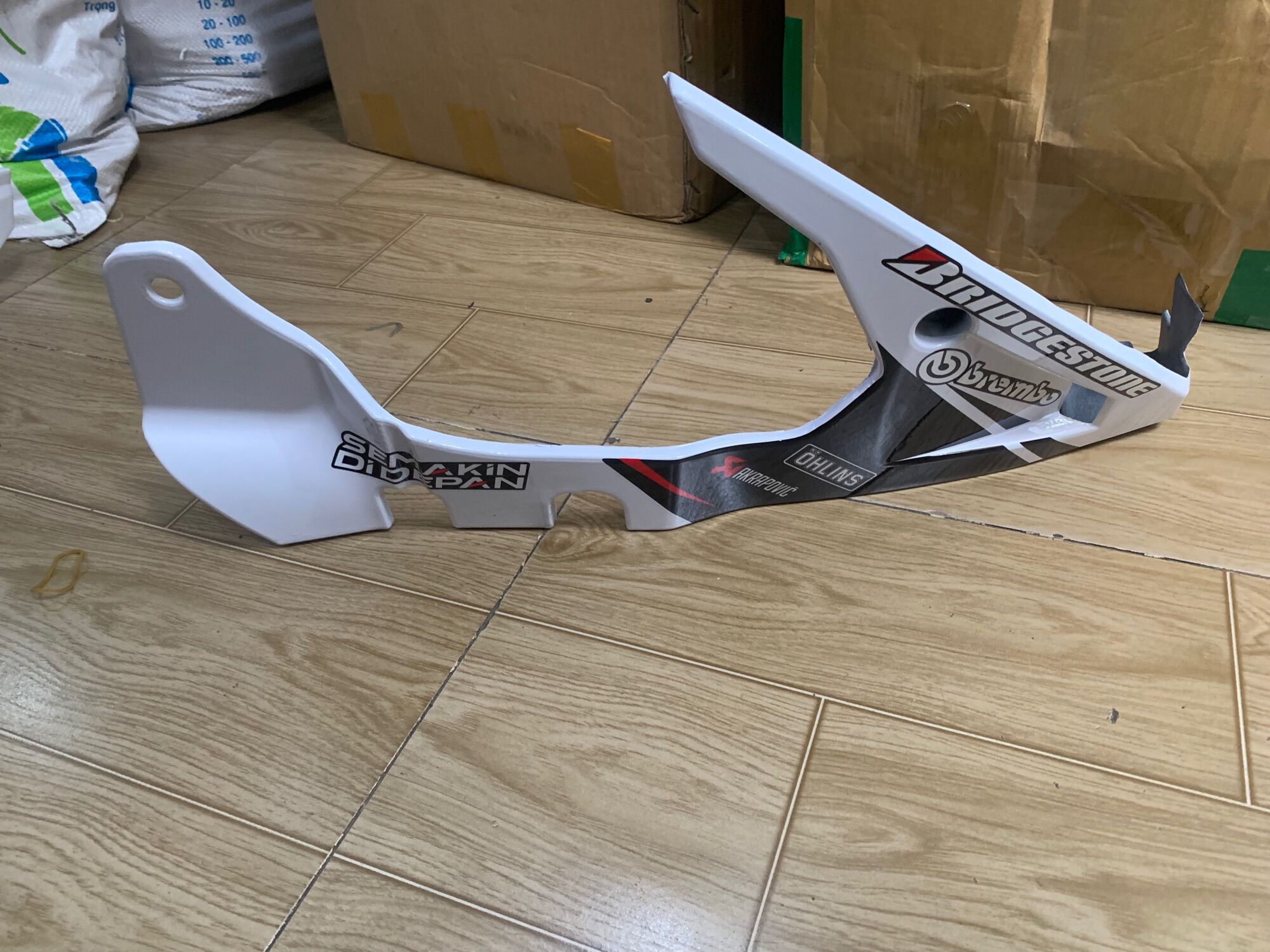 Mỏ cày xe exciter 150 màu trắng tem đen