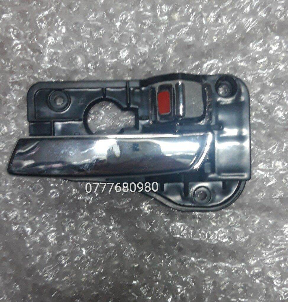 Tay mở cửa trong kia carens