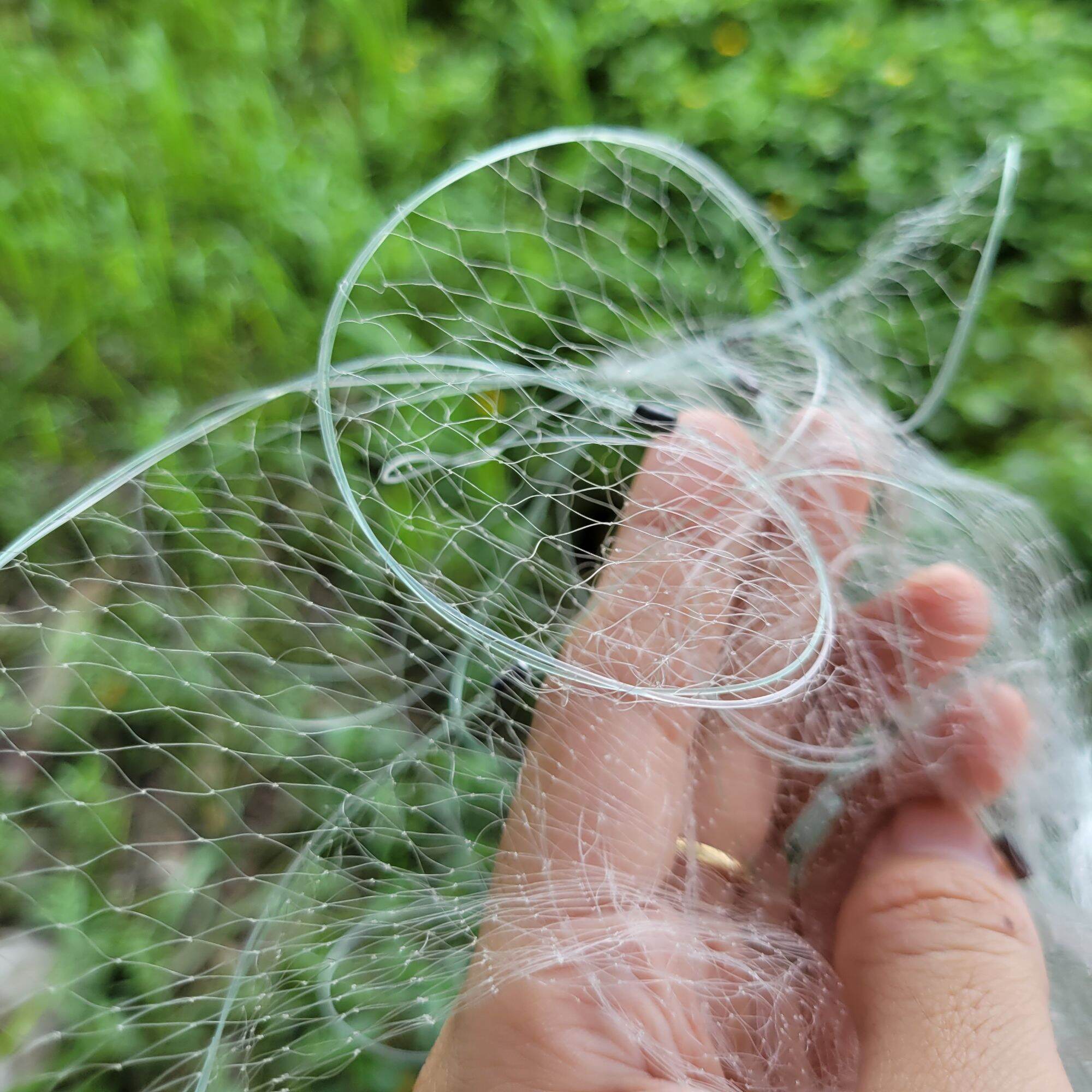 Lưới lòng tong trắng bén cá dài 30 mét, cao 0.5 mét, nặng 110g.