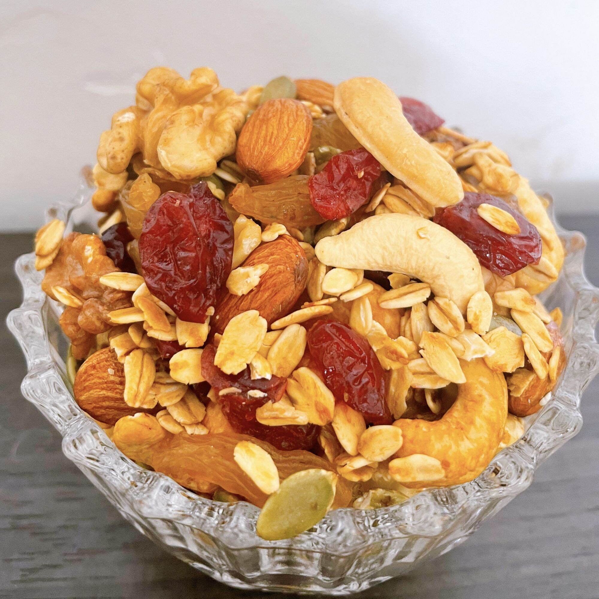 (500GR) GRANOLA 70% HẠT, 30% YẾN MẠCH (NƯỚNG MẬT ONG KHÔNG ĐƯỜNG, ĂN KIÊNG, GIẢM CÂN, TĂNG CÂN) ĐẶC BIỆT TỐT CHO BÀ BẦU NGƯỜI CAO TUỔI, TRẺ EM... healthyfood3B healthyfood anvatlanhmanh ngucoc granola ngucoc17loaihat