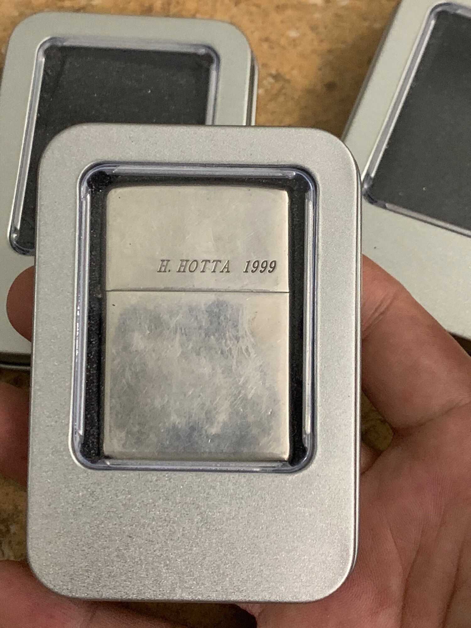 Hộp thiếc bảo quản trưng bày zippo