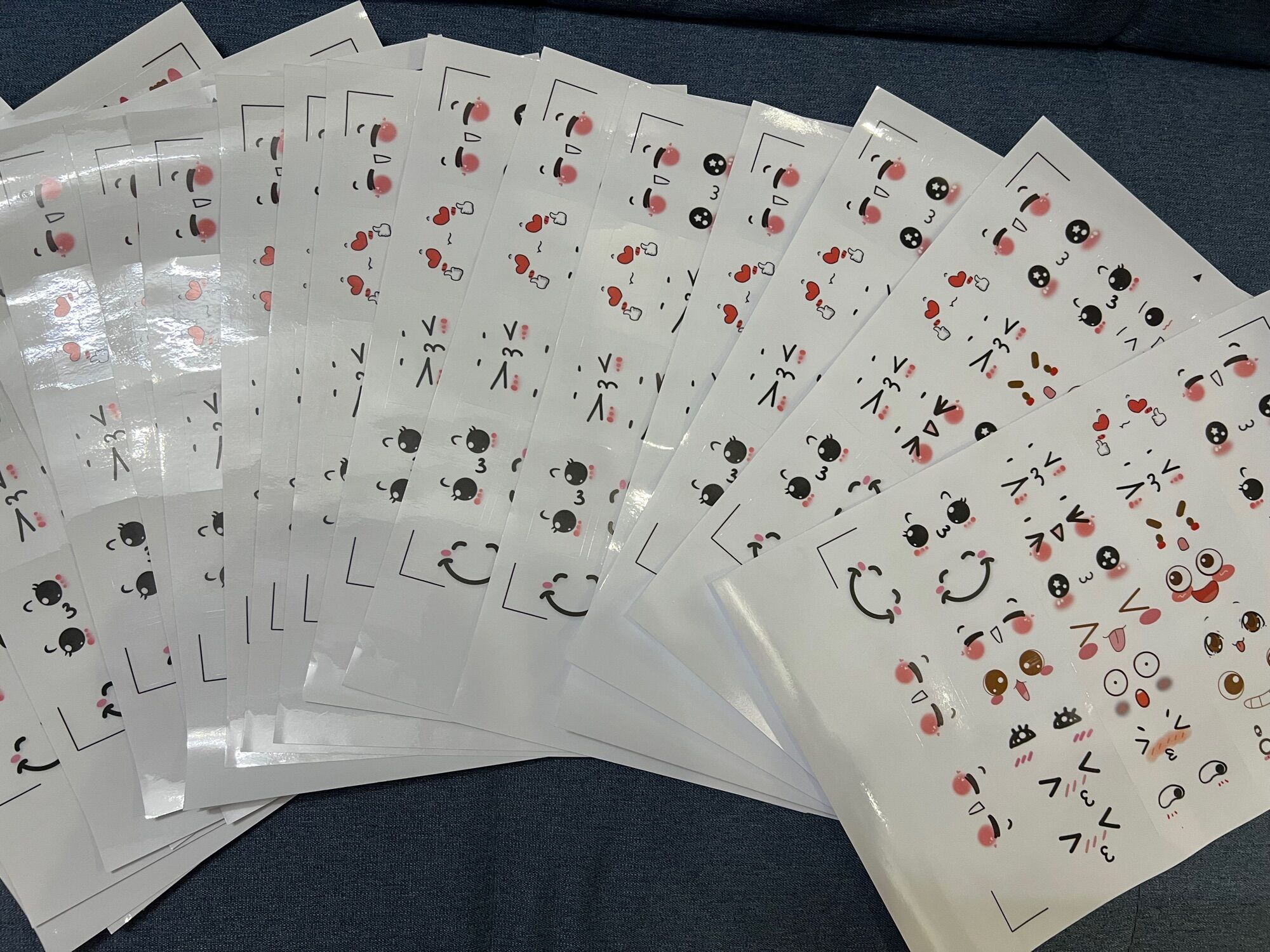 Set 50 sticker decal trong mặt cười cute