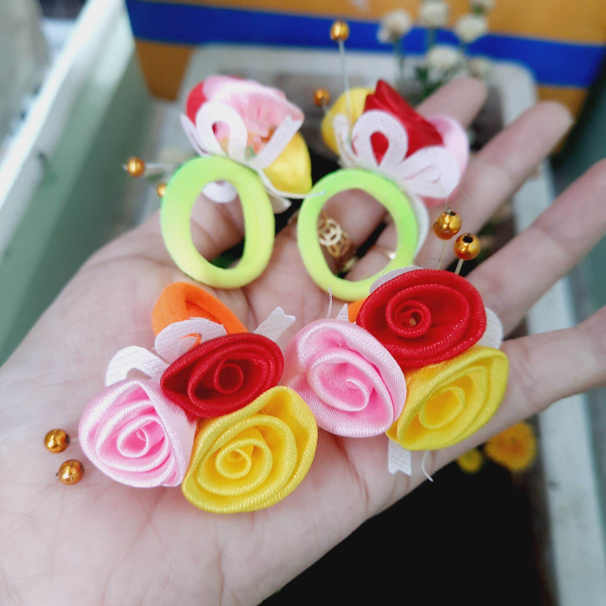 Một cặp thun cột tóc 3 bông hoa cho bé (màu ngẫu nhiên)