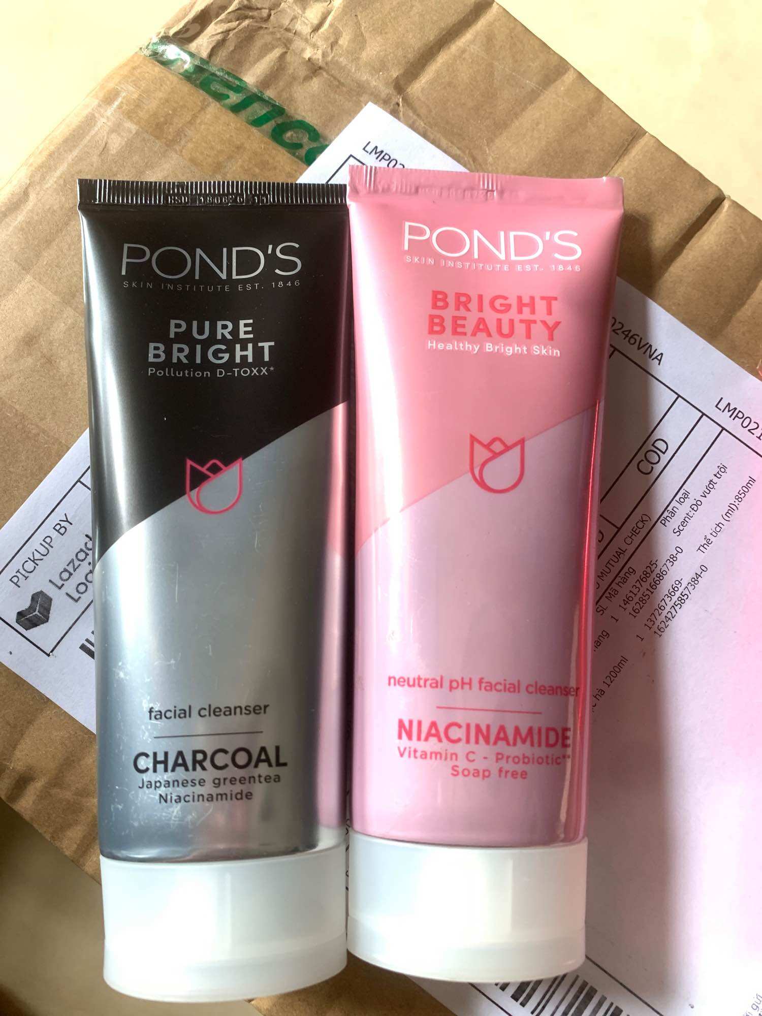 Sữa rửa mặt Ponds hồng sáng da 100g hai màu