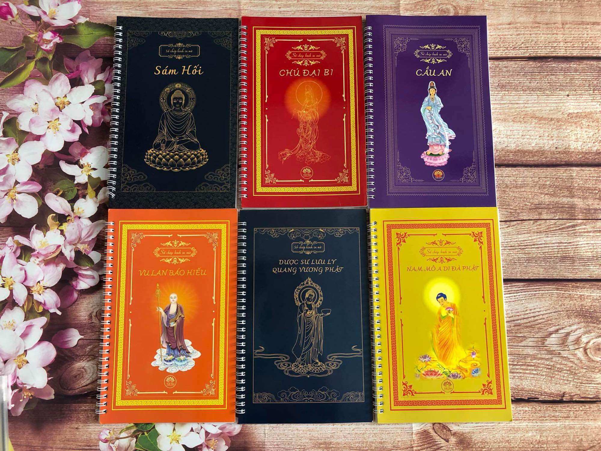 Vở chép kinh Chú Đại Bi in mờ (tặng kèm bút)