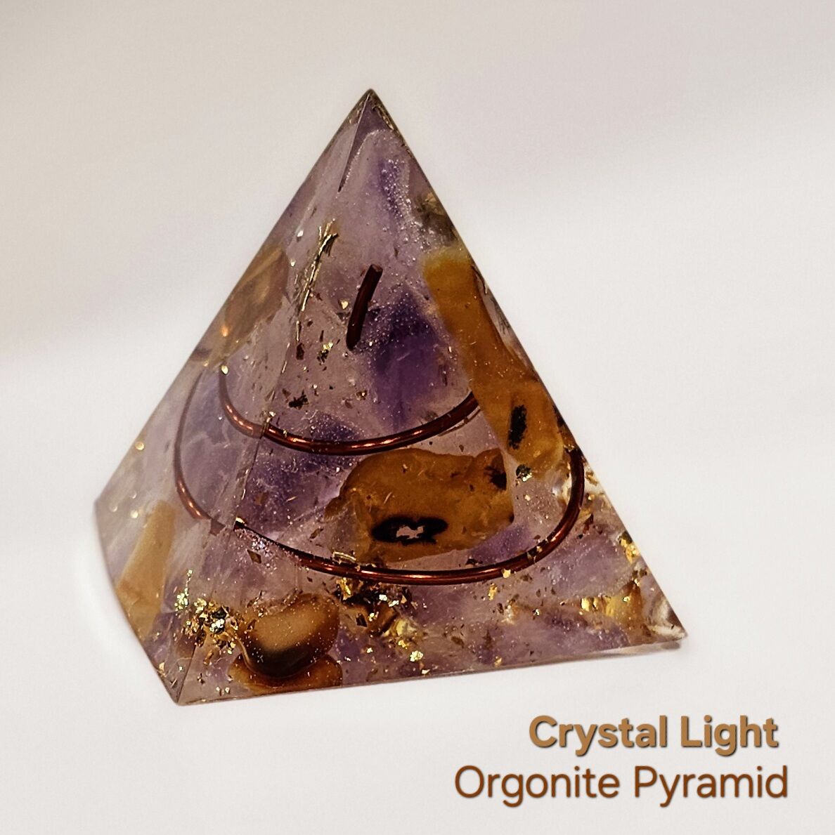 SGN 2204230 Thiền với Kim tự tháp sinh năng Orgonite Resin đá thạch anh tím 48 -50mm, kim tự tháp phong thủy may mắn Crystal Light