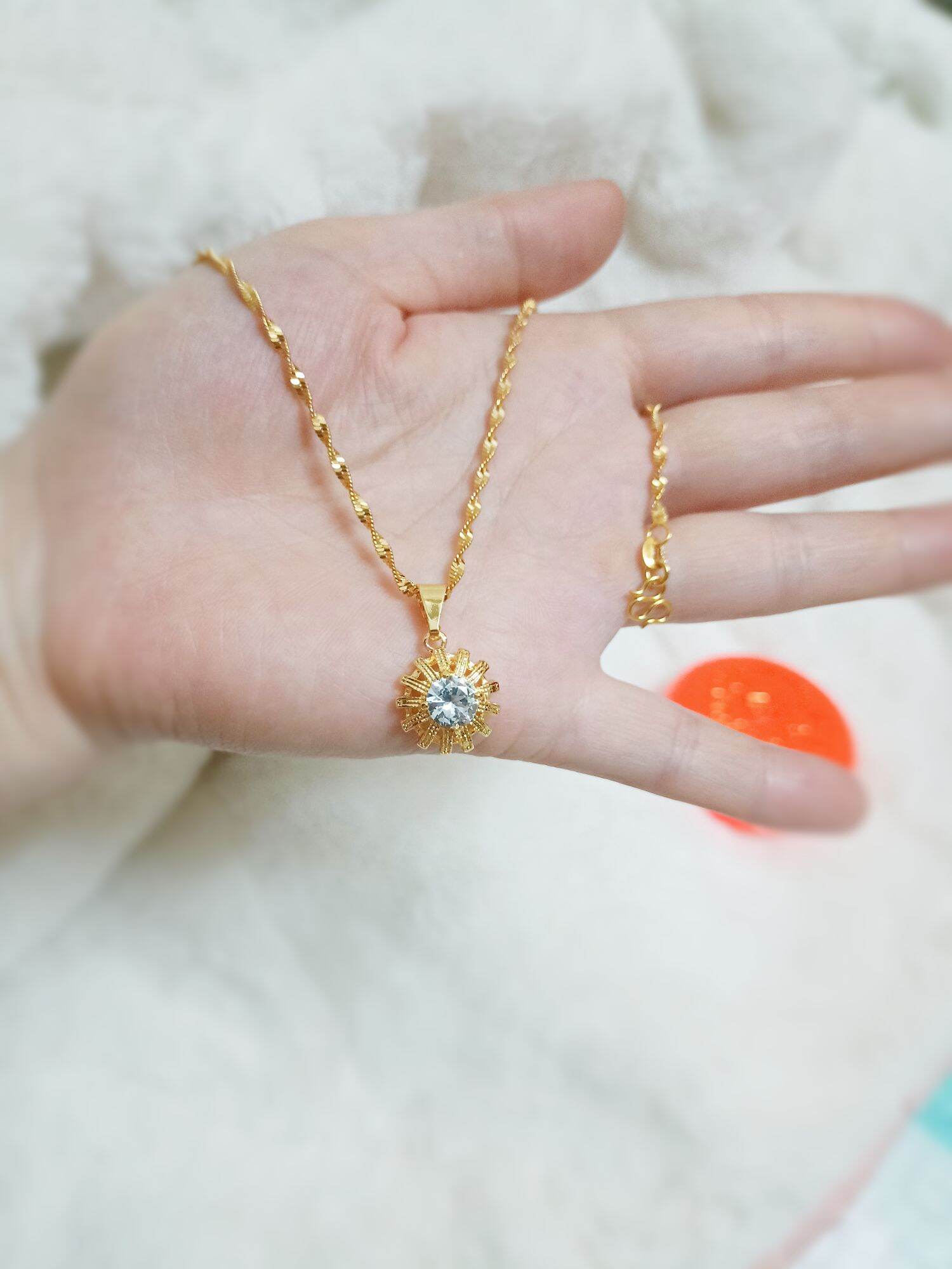 Dây chuyền có khắc tên thương hiệu thiết kế y như vang non