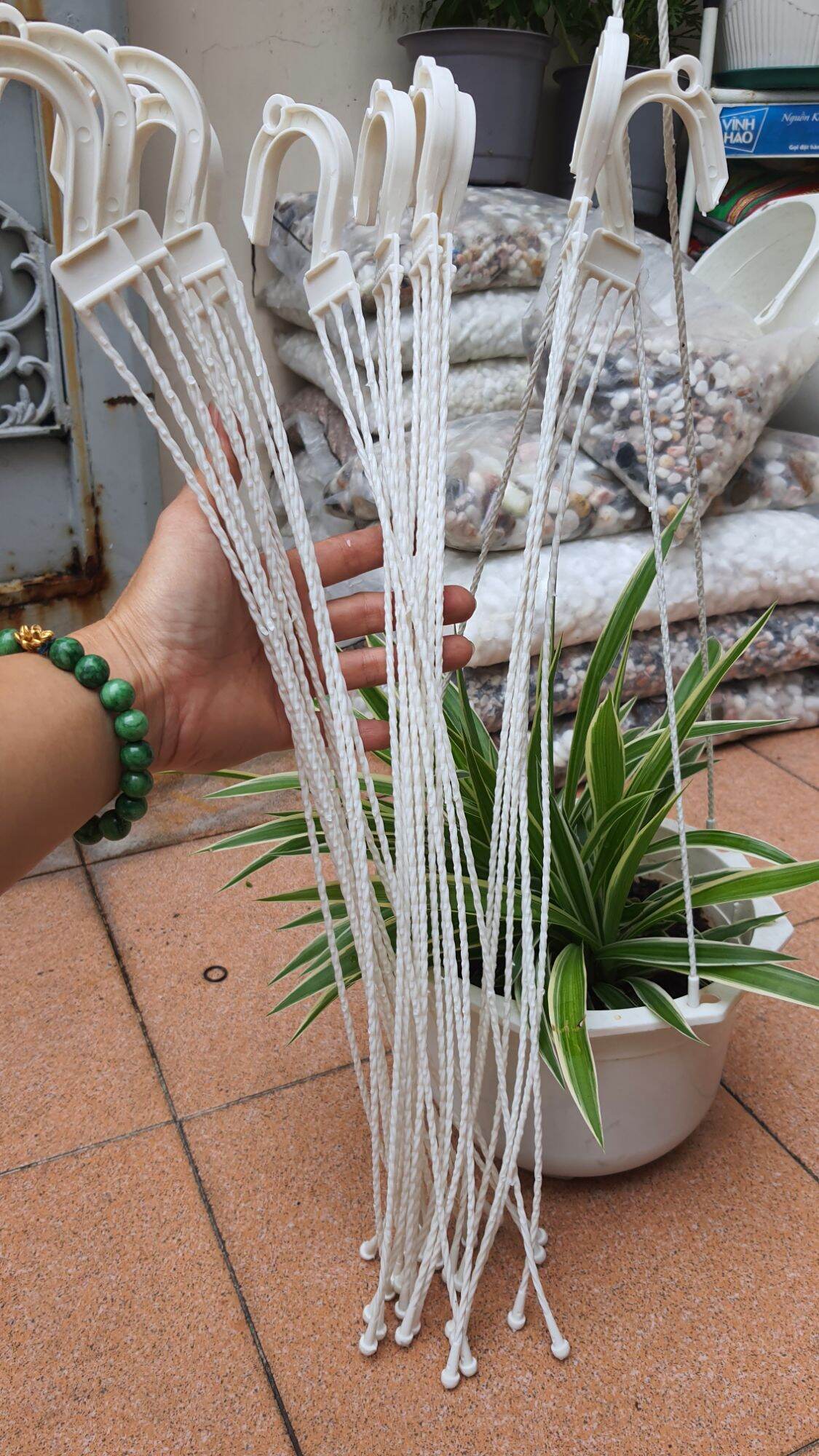 Móc treo chậu nhựa