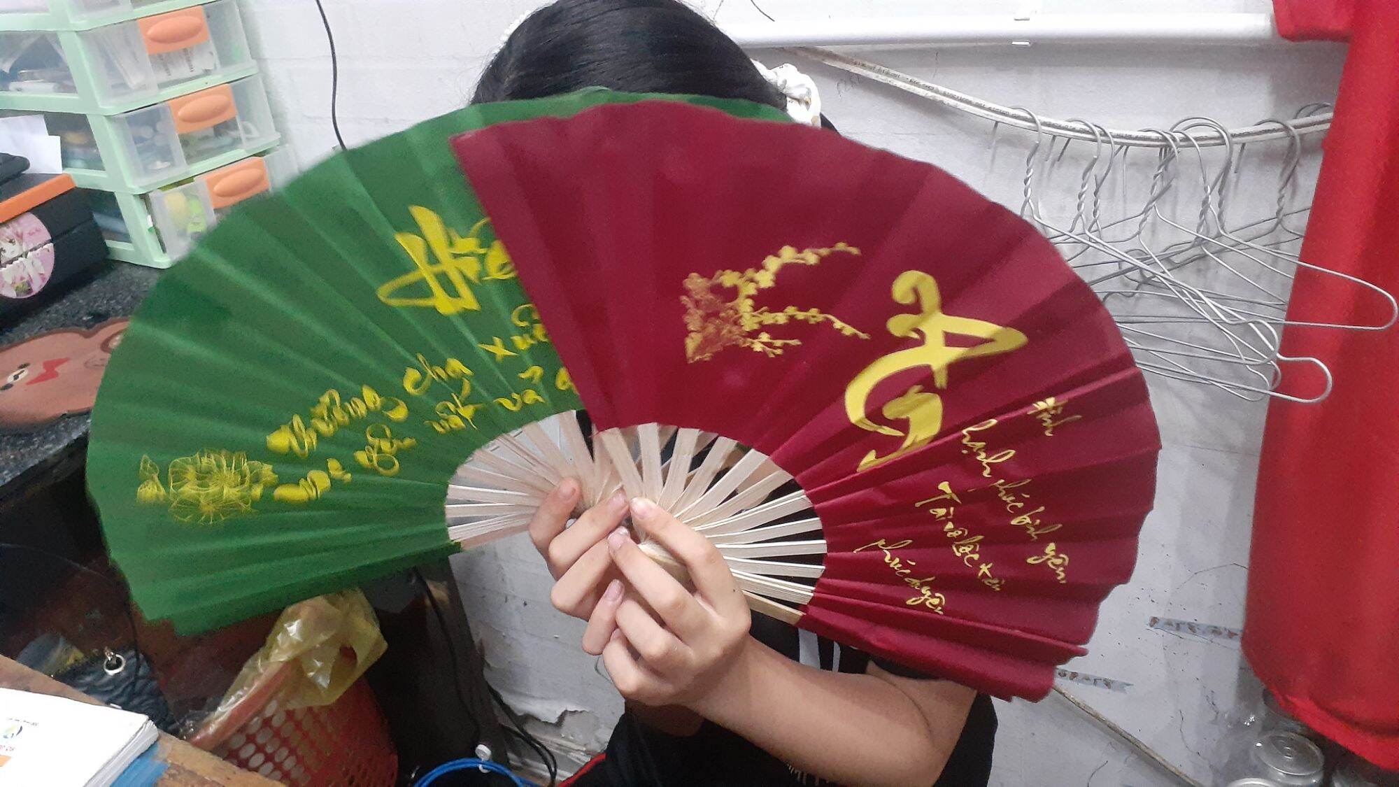 Quạt vải lụa cầm tay
