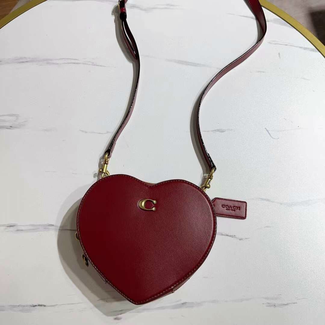 Coach heart crossbody bag siêu sang chảnh