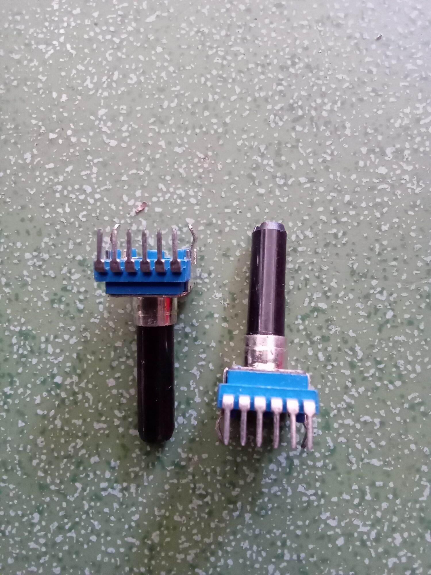 1 chiếc volume mixer 6 chân 10k