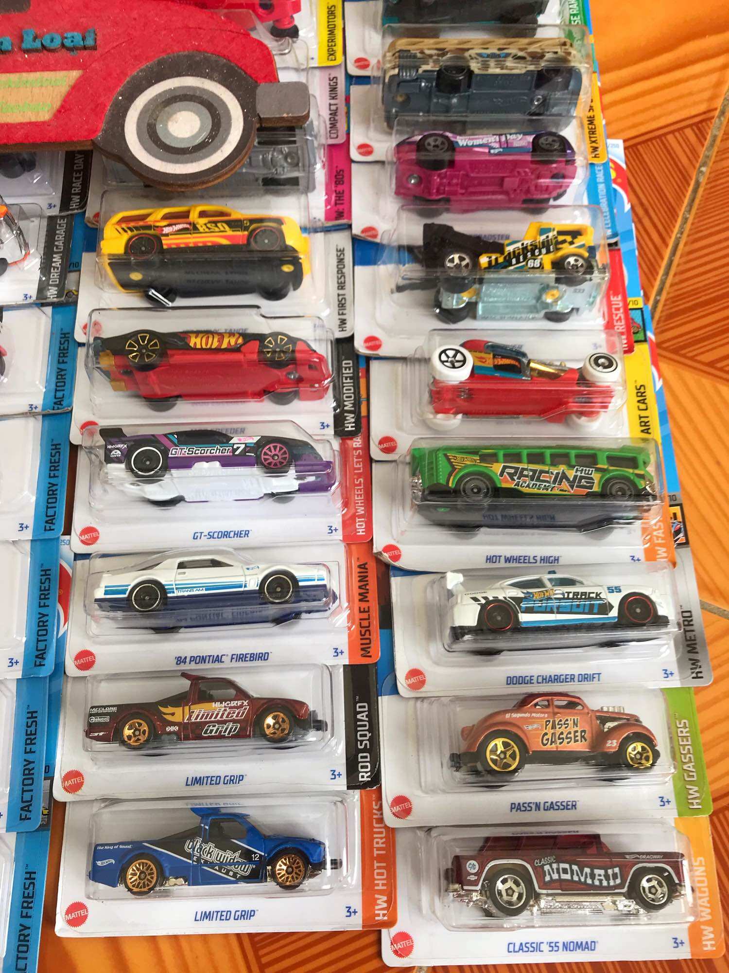 Mô hình xe Hot Wheel bằng Sắt tỉ lệ 1/64