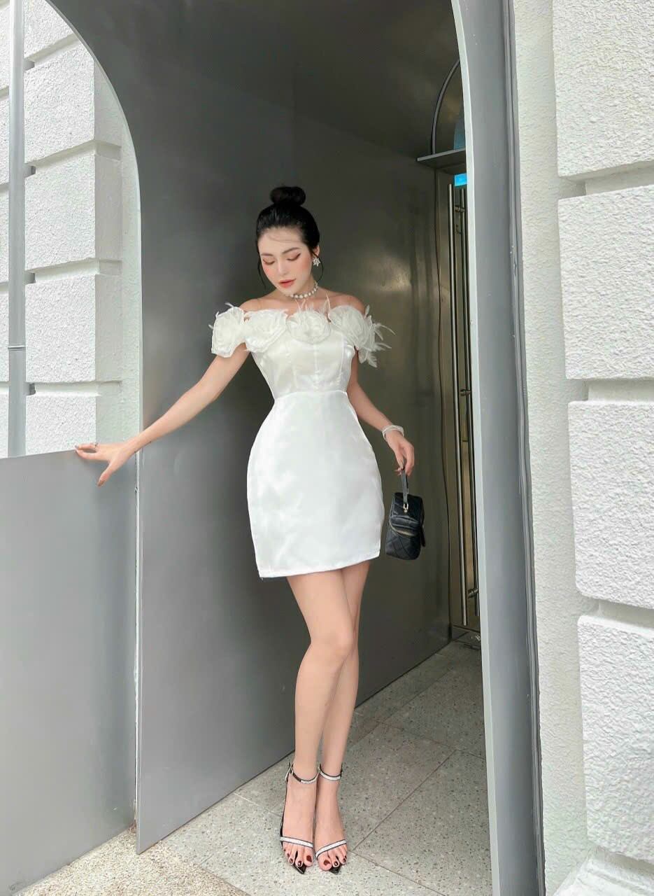 ĐẦM TRỄ VAI TRẮNG HOA HỒNG LÔNG VŨ (CÓ MÚT NGỰC, LÓT QUẦN)
