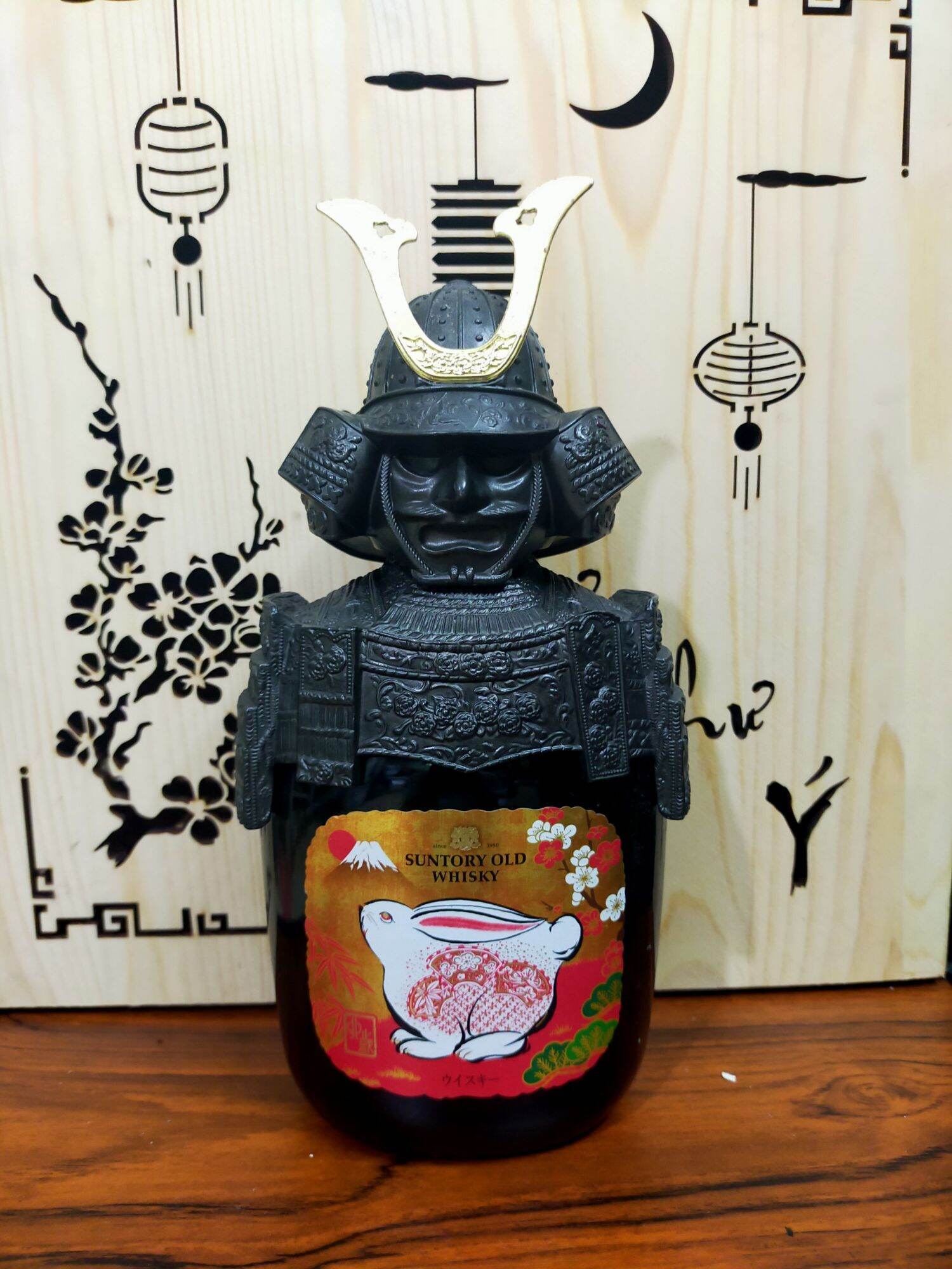 Vỏ CHAI kèm giáp Samurai độc lạ