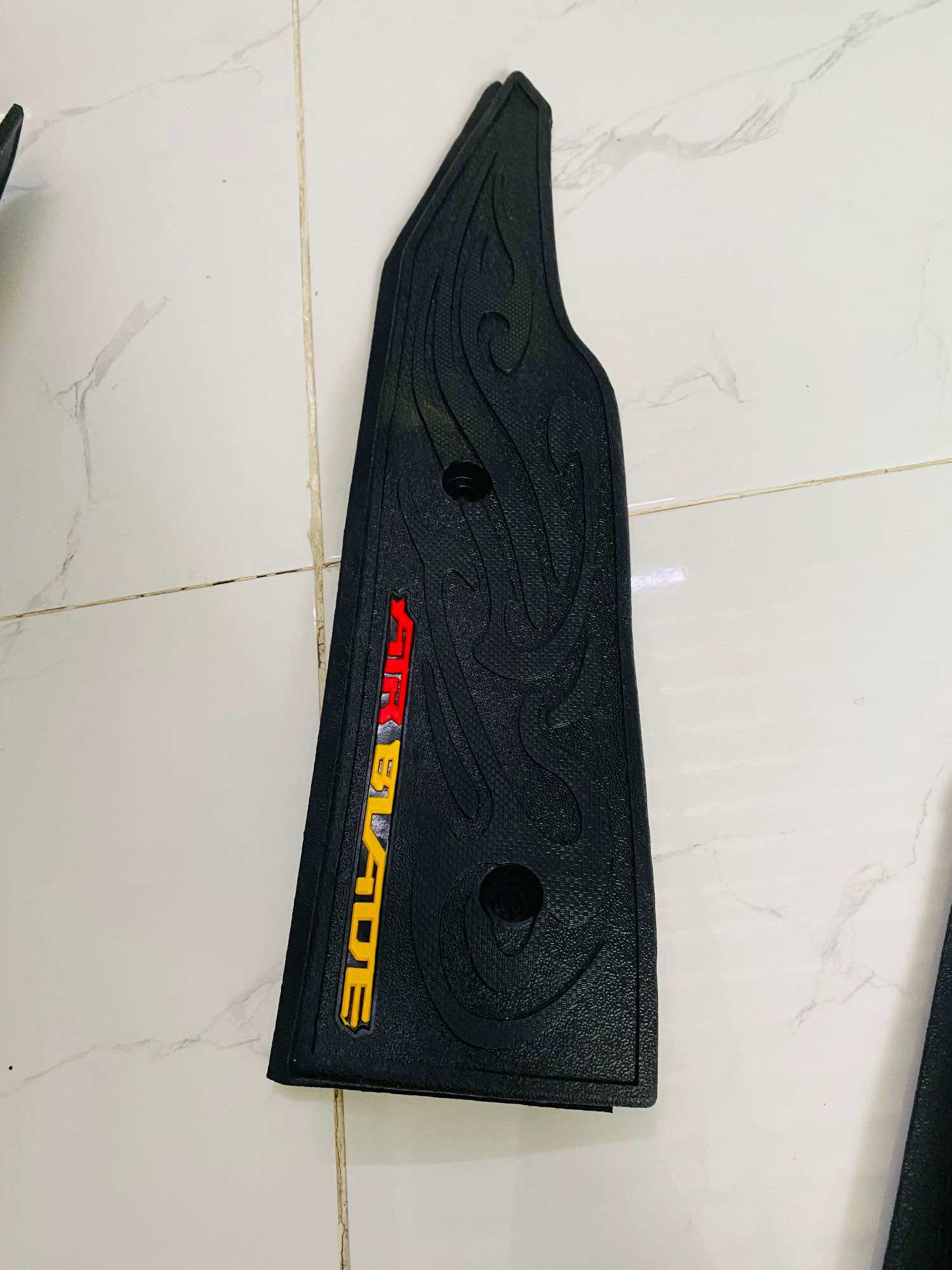 Thảm lót chân Air Blade đời 2007- 2013-2019 2025các đời dành cho ab số lượng 1 cặp. ae chọn đúng đời xe nha chất liệu cao su