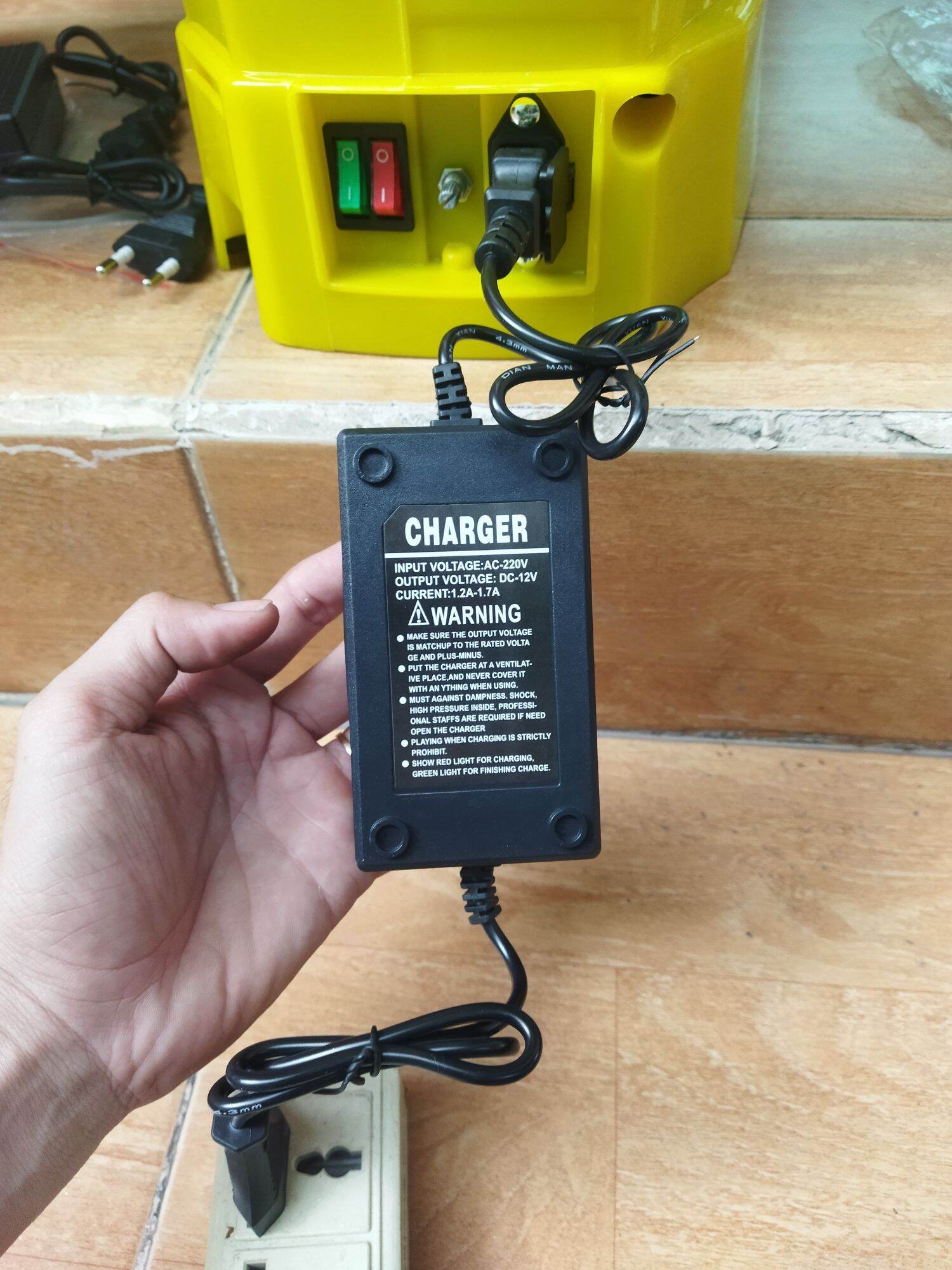 Sạc ácquy cho bình phun thuốc trừ sâu 12v loại bình 2 bơm.